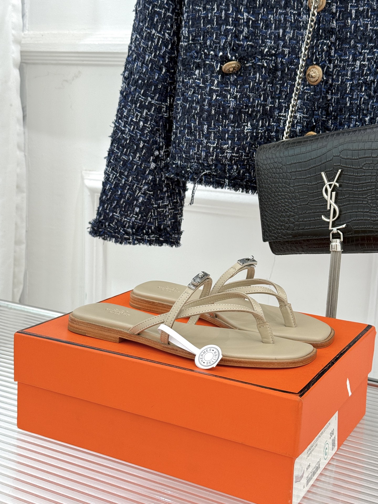 顶版Hermès/爱马仕25WF新品Kelly扣细带夹脚人字拖鞋当Kelly包的传奇基因邂逅夏日步履这款