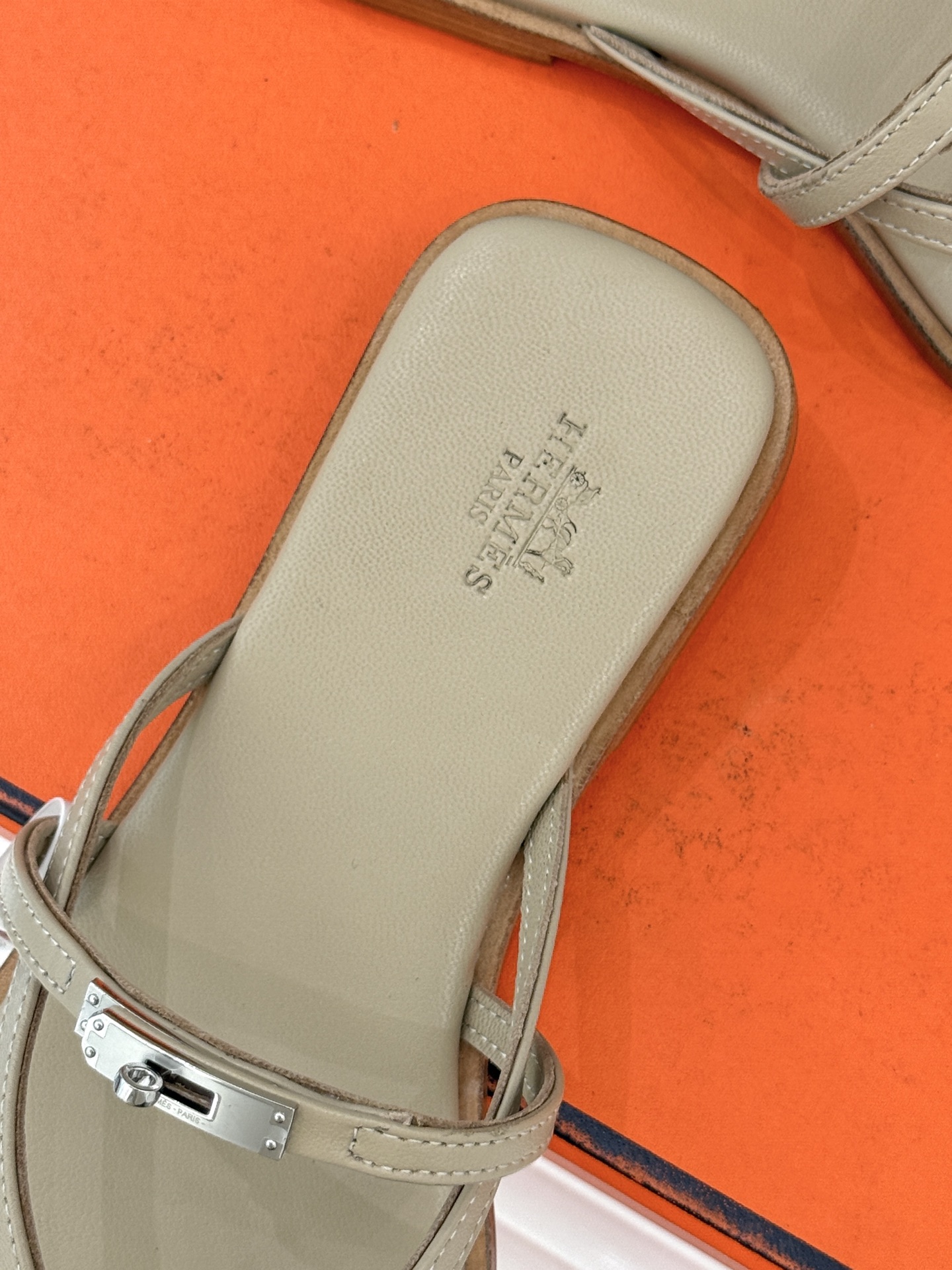 顶版Hermès/爱马仕25WF新品Kelly扣细带夹脚人字拖鞋当Kelly包的传奇基因邂逅夏日步履这款