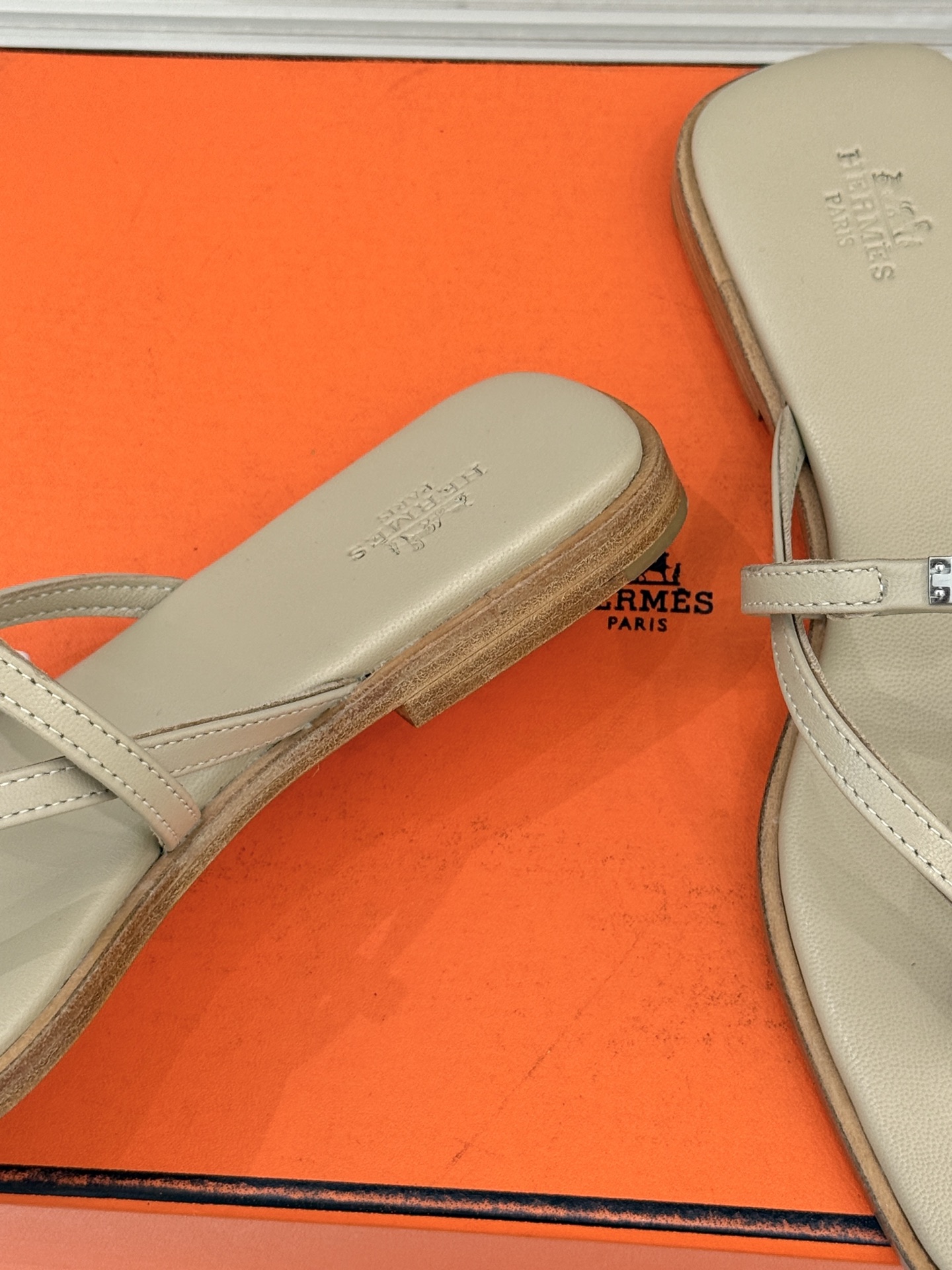 顶版Hermès/爱马仕25WF新品Kelly扣细带夹脚人字拖鞋当Kelly包的传奇基因邂逅夏日步履这款