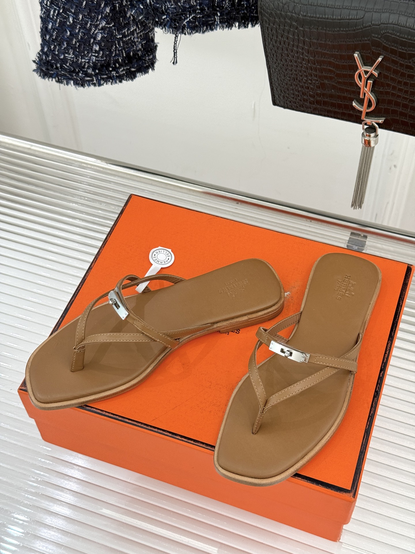 顶版Hermès/爱马仕25WF新品Kelly扣细带夹脚人字拖鞋当Kelly包的传奇基因邂逅夏日步履这款