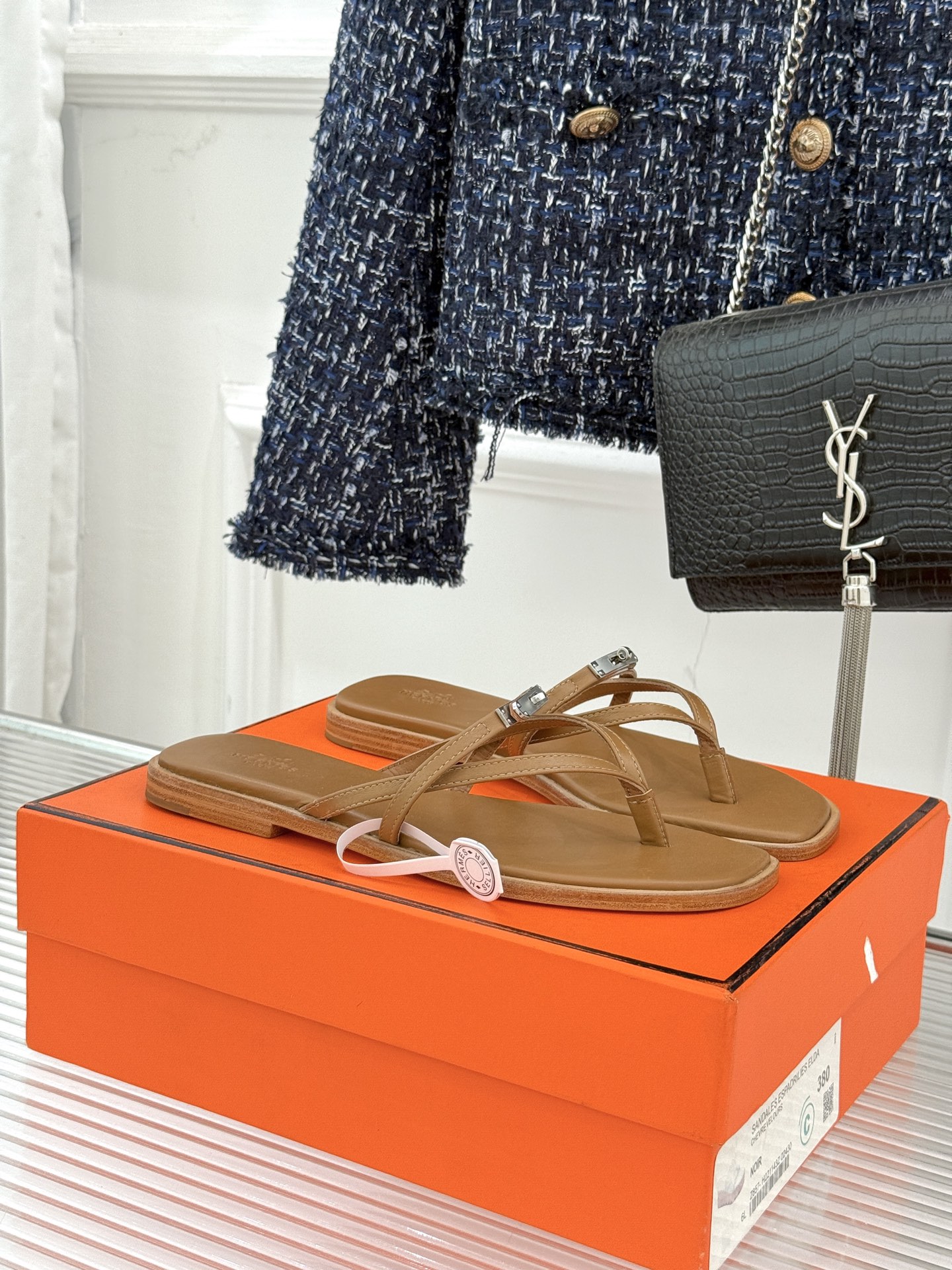 顶版Hermès/爱马仕25WF新品Kelly扣细带夹脚人字拖鞋当Kelly包的传奇基因邂逅夏日步履这款