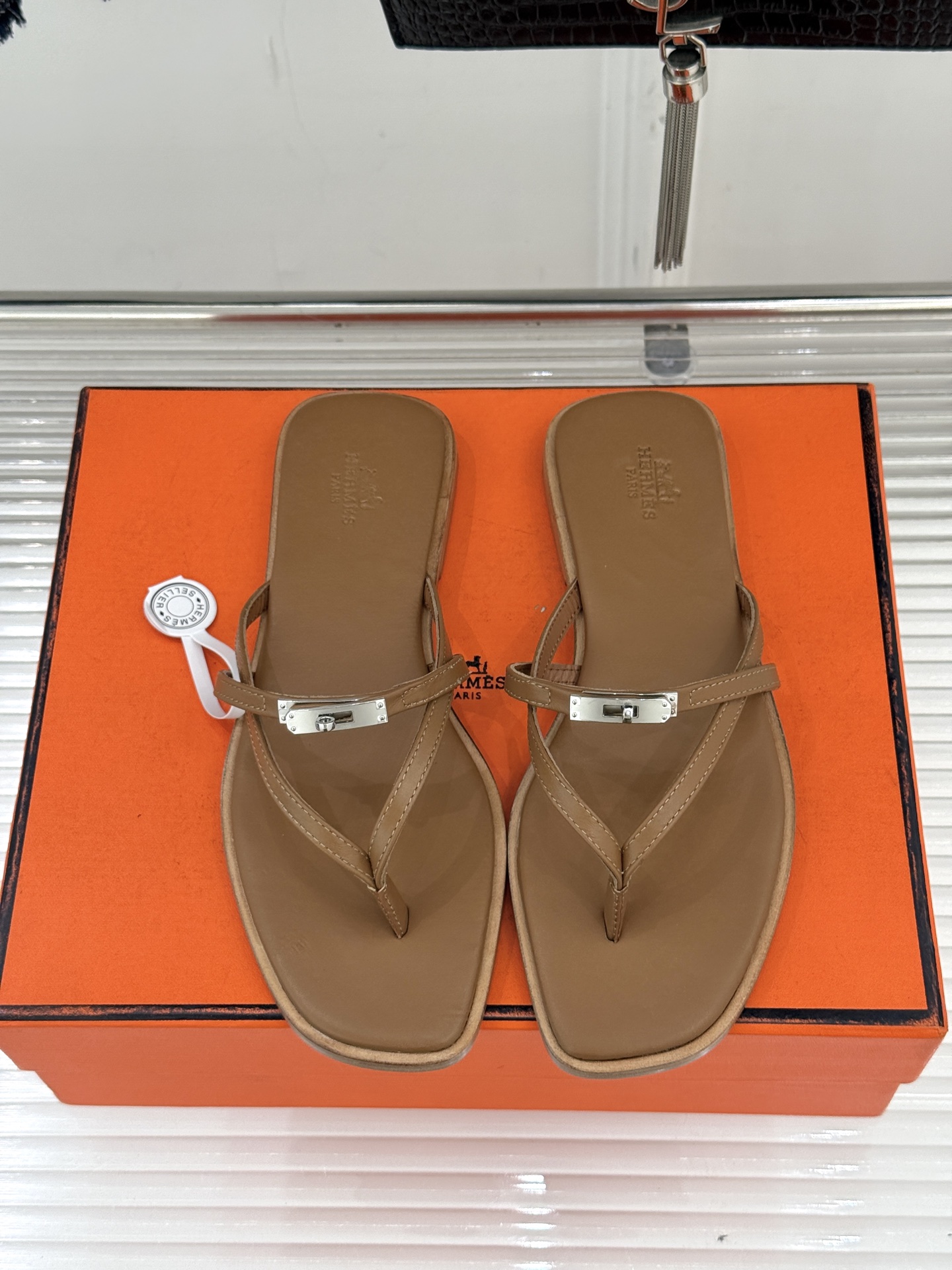 顶版Hermès/爱马仕25WF新品Kelly扣细带夹脚人字拖鞋当Kelly包的传奇基因邂逅夏日步履这款