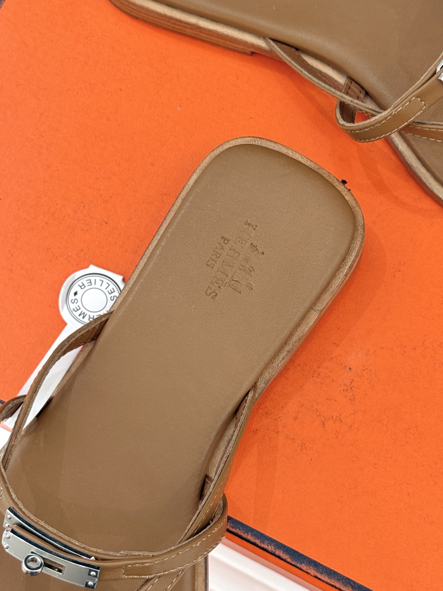 顶版Hermès/爱马仕25WF新品Kelly扣细带夹脚人字拖鞋当Kelly包的传奇基因邂逅夏日步履这款