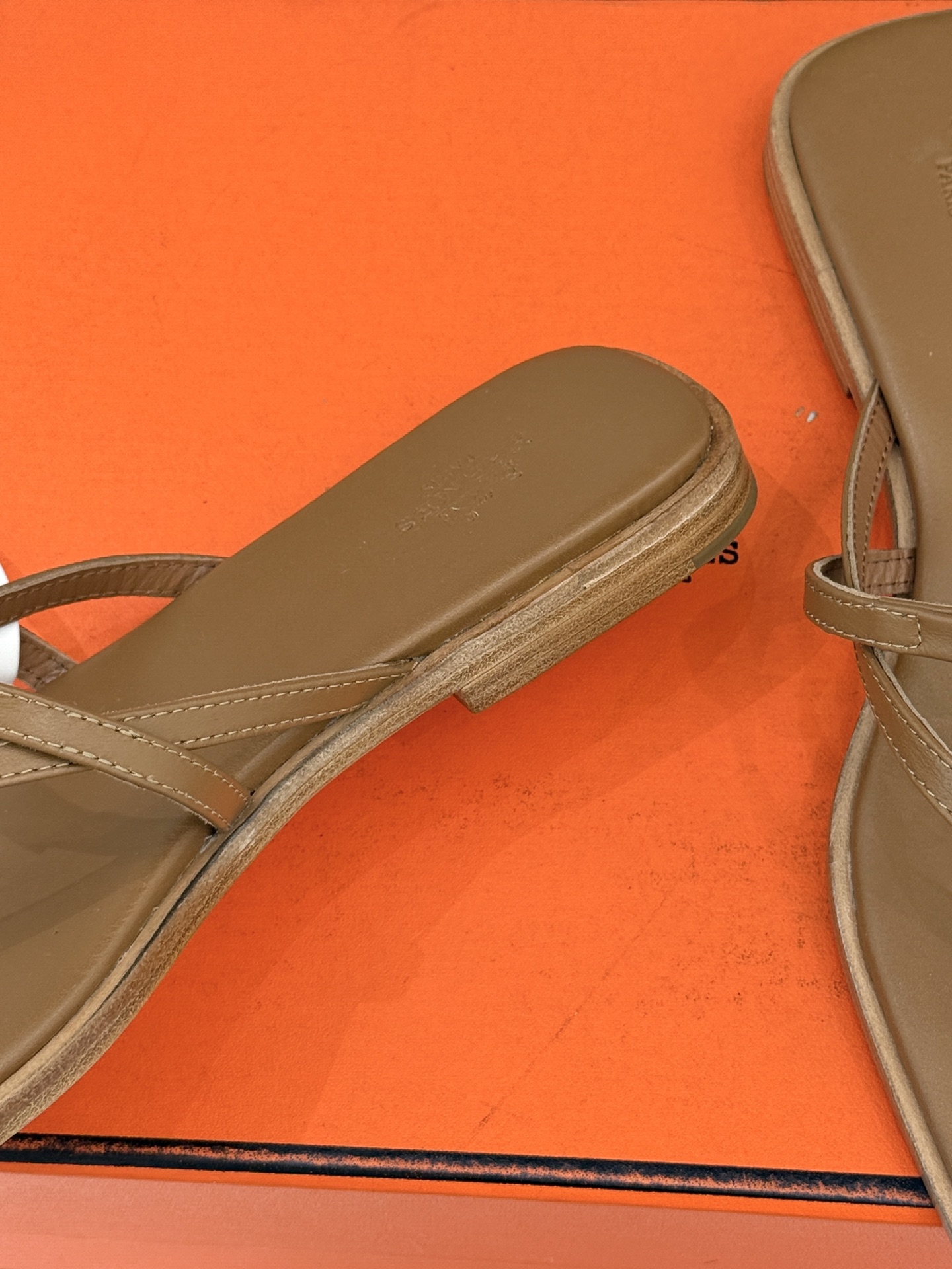 顶版Hermès/爱马仕25WF新品Kelly扣细带夹脚人字拖鞋当Kelly包的传奇基因邂逅夏日步履这款