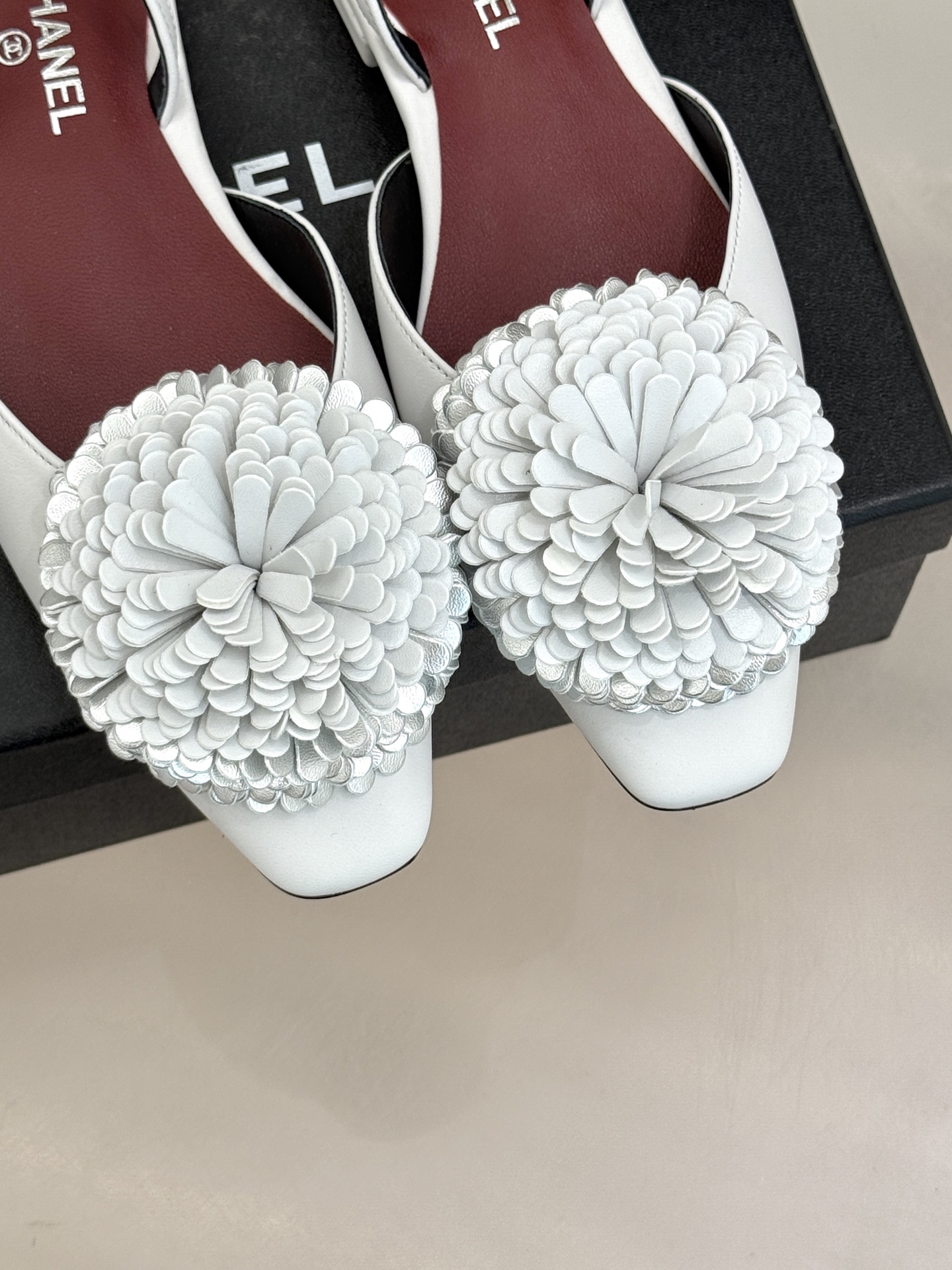 CHANE*｜小香26X圣诞限定系列金银双生花朵高跟鞋粗跟单鞋当圣诞的铃音撞碎冬日月光这个系列携金银双生