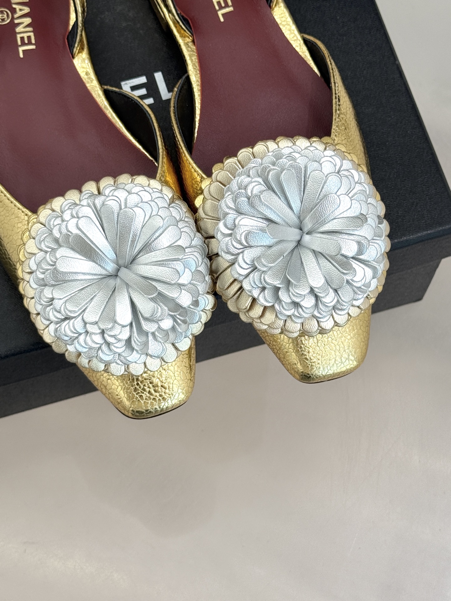 CHANE*｜小香26X圣诞限定系列金银双生花朵高跟鞋粗跟单鞋当圣诞的铃音撞碎冬日月光这个系列携金银双生