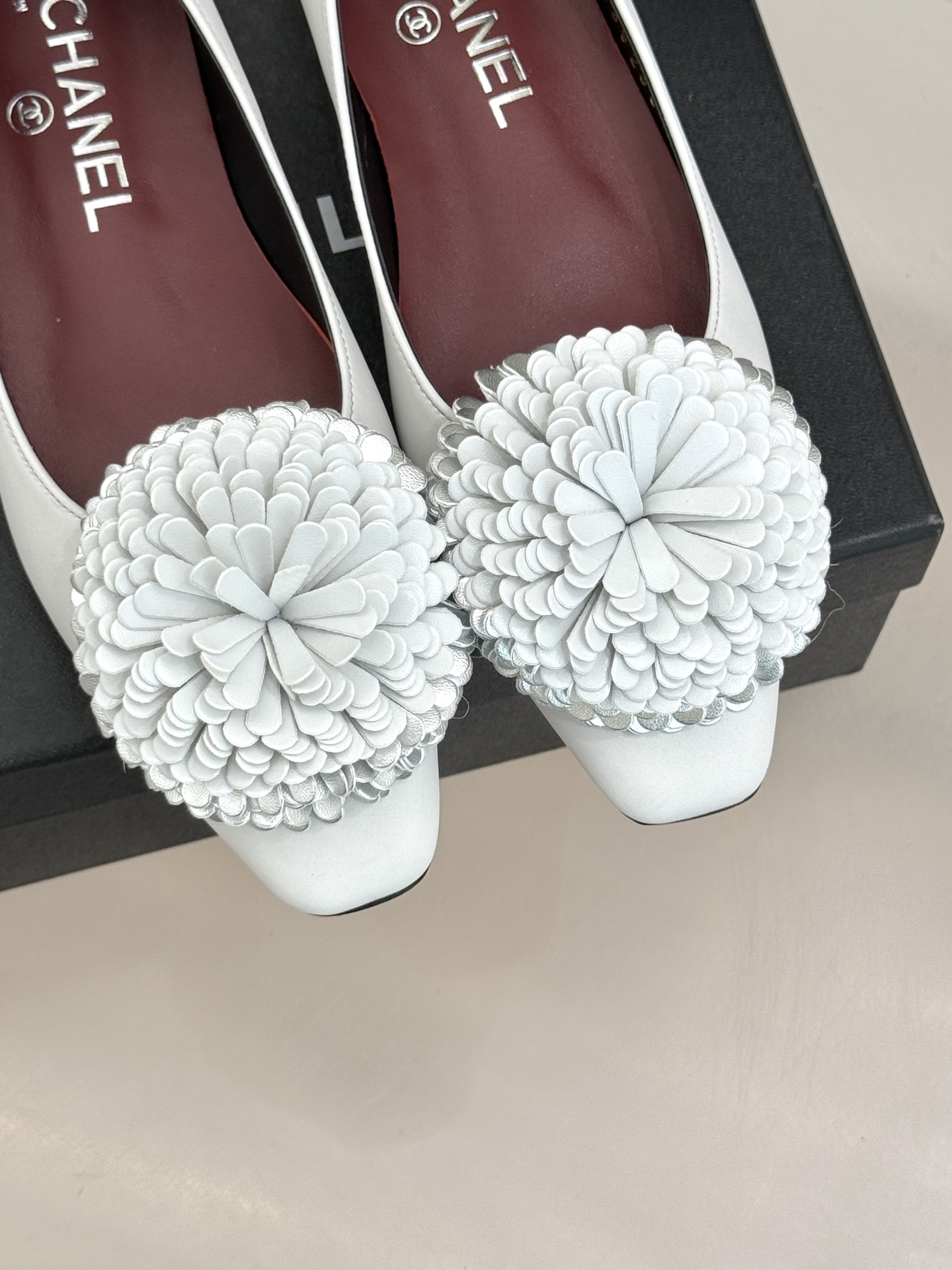 CHANE*｜小香26X圣诞限定系列金银双生花朵高跟鞋粗跟单鞋当圣诞的铃音撞碎冬日月光这个系列携金银双生