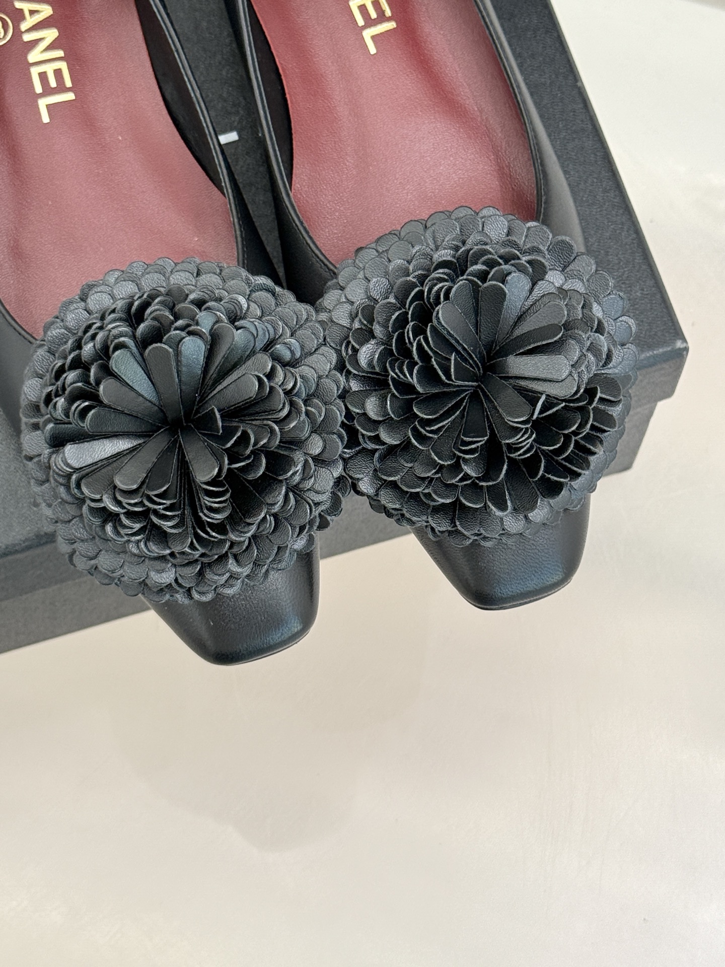 CHANE*｜小香26X圣诞限定系列金银双生花朵高跟鞋粗跟单鞋当圣诞的铃音撞碎冬日月光这个系列携金银双生