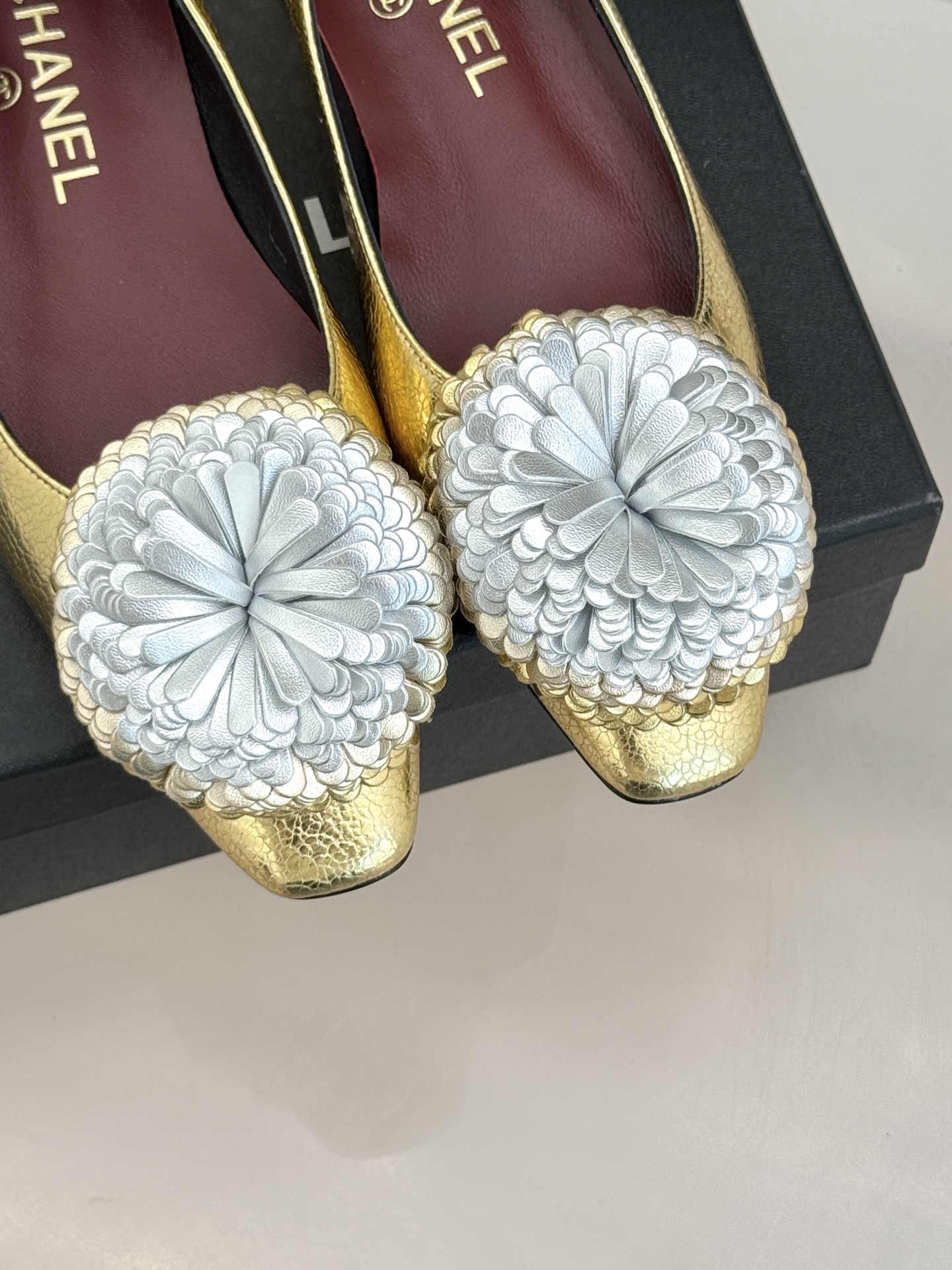 CHANE*｜小香26X圣诞限定系列金银双生花朵高跟鞋粗跟单鞋当圣诞的铃音撞碎冬日月光这个系列携金银双生