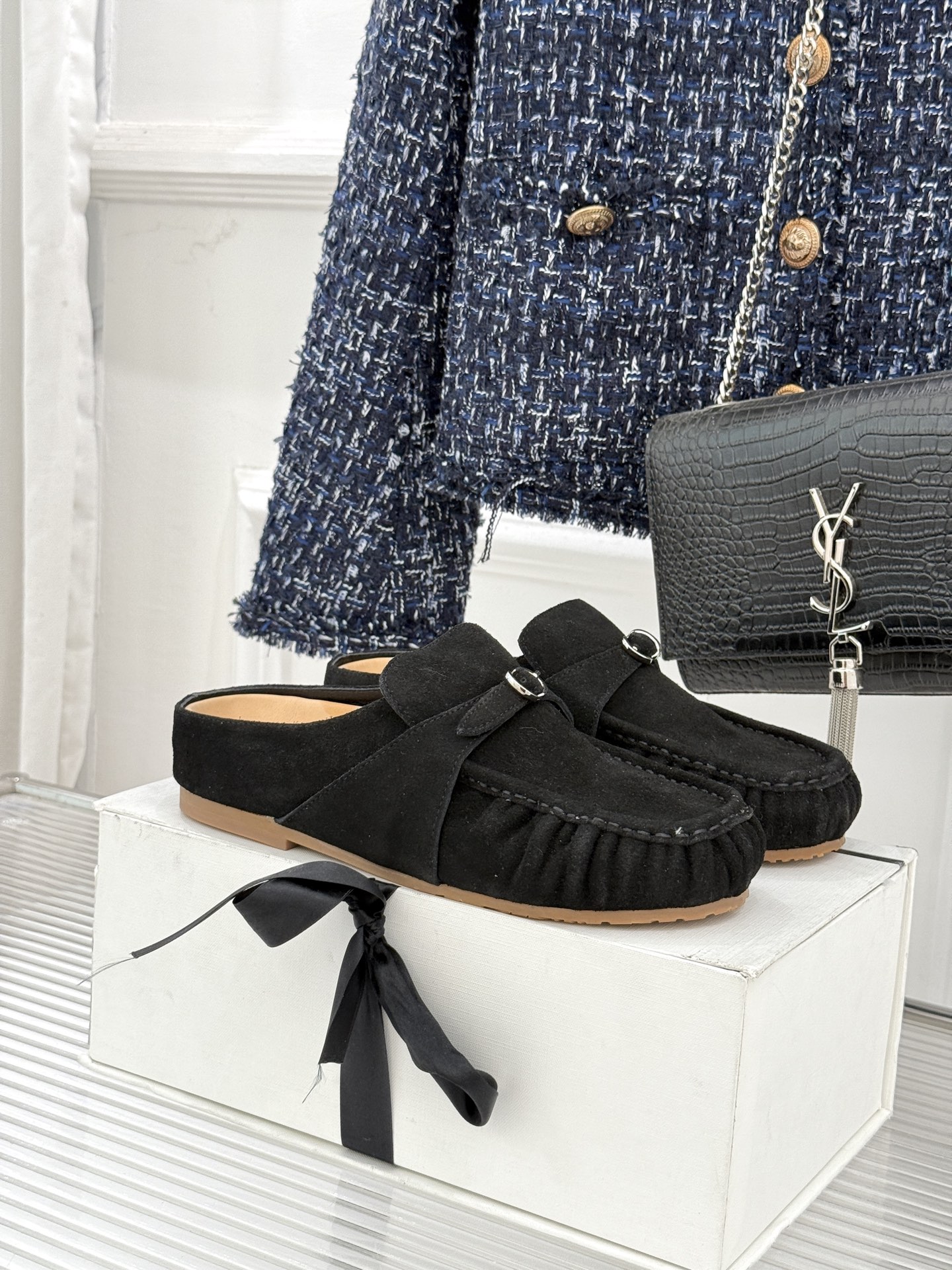 NO:707940,CotemWF's new minimalist retro toe-toe, half-drag Birkenstock slippers, when minimalism meets retro style, has its own sound without being loud, and is high-end without being ostentatious. It is a classic shape engraved in time. The outline of the toe-toe is rounded and gentle, gathering excess lines. The casual design of half-toe unlocks the relaxation of a slip-on. The retro tone is hidden in every detail. No fancy decoration, no exaggerated lines.  Just like the timeless goodies from the old days, they still have charm after the passage of time. Whether paired with lazy knitted pants, retro denim skirts or simple white shirts, they can fill the atmosphere of the outfit in one second, making daily wear out of mediocrity. It has a calm and high-end tone. The fabric is made of original customized leather, and the lining of the toes is all sheepskin. The original molded custom-made non-slip outsole  size35-39 (40/41 customized), half drag, slippers, skirts, shirts, sheepskin19860909CotemWF新品极简复古包头 半拖勃肯拖鞋 当极简主义邂逅复古风骨 不喧哗自有声 不张扬自高级. 它是刻进时光里的经典形制 包头轮廓圆润温婉 收拢多余线条 半拖的随性设计 解锁一脚蹬的松弛 复古调调藏在每一处细节里 没有花哨装饰 没有浮夸线条 恰如旧时光里的隽永好物 历经岁月冲刷仍具魅力 无论是搭配慵懒针织裤、 复古牛仔裙 还是简约白衬衫 都能一秒拉满穿搭氛围感 让日常穿搭跳出平庸 自带沉静高级的腔调. 面料采用原版定制皮料 内里踮脚均为羊皮 原版开模定制防滑大底 size35-39（40/41定制）,半拖,slippers,skirts,shirts,sheepskin,Women's Shoes