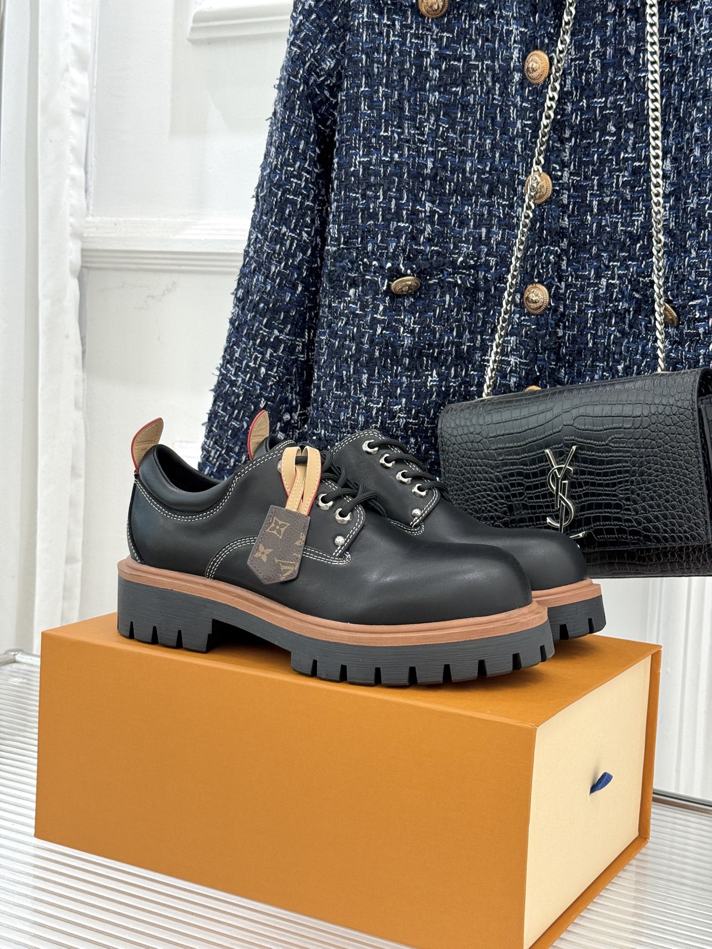 NO:707912,L*V Lujia’s new 26WF couple’s Derby shoes are an ingenious work that can subvert your perception of traditional leather shoes and open up a new fashion world for those who pursue excellent taste. The details of the shoe body fully demonstrate the brand’s persistent pursuit of quality and design. The leather back tab embossed with the Louis Vuitton logo pays tribute to the classic leather goods series, like a secret and romantic fashion code. Only those who understand it can understand its deep meaning.  The flexible insole fits the arch of the foot, and every step is like stepping on the clouds, providing just the right support for the feet, and there is no feeling of fatigue even if you walk for a long time. The upper is made of top-grade smooth cow leather, and the touch is full of delicate texture. It seems that you can feel the profound heritage of traditional French tanning craftsmanship. Every inch of leather exudes an innate sense of luxury. The unique Japanese workwear aesthetics are cleverly integrated into the complex and symmetrical design, breaking the rules and reshaping the pattern of leather shoes from an innovative perspective.  Contrasting color stitching is like smart brushstrokes, outlining an uninhibited personality. Monogram flower-shaped eyelets are like starburst embellishments, inadvertently highlighting the classic Louis Vuitton logo, low-key yet highly recognizable. The fabric is made of original customized leather, the inner pads are all cowhide, the original molded custom TPU outsole size39-44 (45/46 customized), loafers, louis vuitton, louis vuitton, louis  vuitton,loafers,cowhide19860909L*V驴家26WF新品情侣款德比鞋皮鞋 一款足以颠覆你对传统皮鞋认知的匠心之作 为追求卓越品味的开辟出一片全新的时尚天地. 鞋身的细节之处 尽显品牌对品质与设计的执着追求. 压印路易威登标识的皮革后袢 向经典皮具系列致敬 宛如一段隐秘而浪漫的时尚暗语 只有懂它的人才能读懂其中深意. 韧性鞋垫贴合足弓 每一步都像是踏在云端 为双脚提供恰到好处的支撑 长时间行走也毫无疲惫之感. 鞋面由顶级光滑牛皮革精制而成 触手之处尽是细腻质感 仿佛能感受到法国传统制革工艺的深厚底蕴 每一寸皮革都散发着与生俱来的奢华气息. 独特的日式工装美学 巧妙融入繁复对称的设计 打破常规 以创新视角重塑皮鞋格局. 撞色缝线如灵动笔触 勾勒出不羁个性 Monogram花卉形状孔眼 恰似星芒点缀 在不经意间彰显路易威登经典标识 低调却又极具辨识度 . 面料采用原版定制皮料 内里垫脚均为牛皮 原版开模定制TPU大底 size39-44（45/46定制）,乐福鞋,louis vuitton,louis vuitton,louis vuitton,loafers,cowhide,Women's Shoes