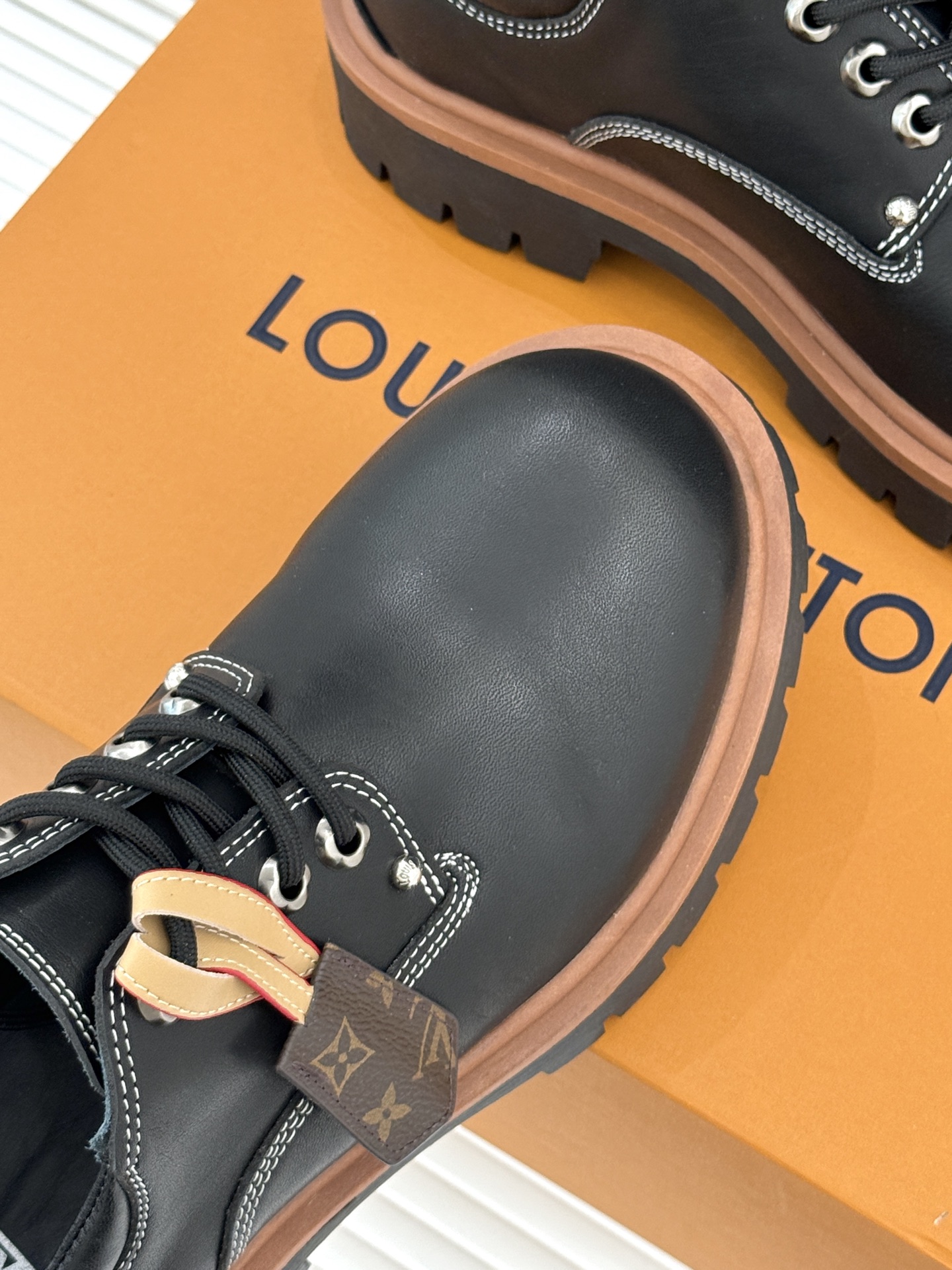 L*V驴家26WF新品情侣款德比鞋皮鞋一款足以颠覆你对传统皮鞋认知的匠心之作为追求卓越品味的开辟出一片全