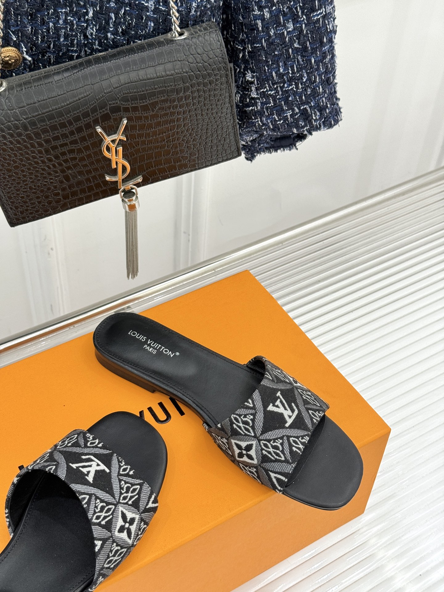 L*V驴牌经典爆款印花平底拖鞋以标志性Monogram老花为灵魂糅合法式优雅与当代松弛感以LV专属视觉符