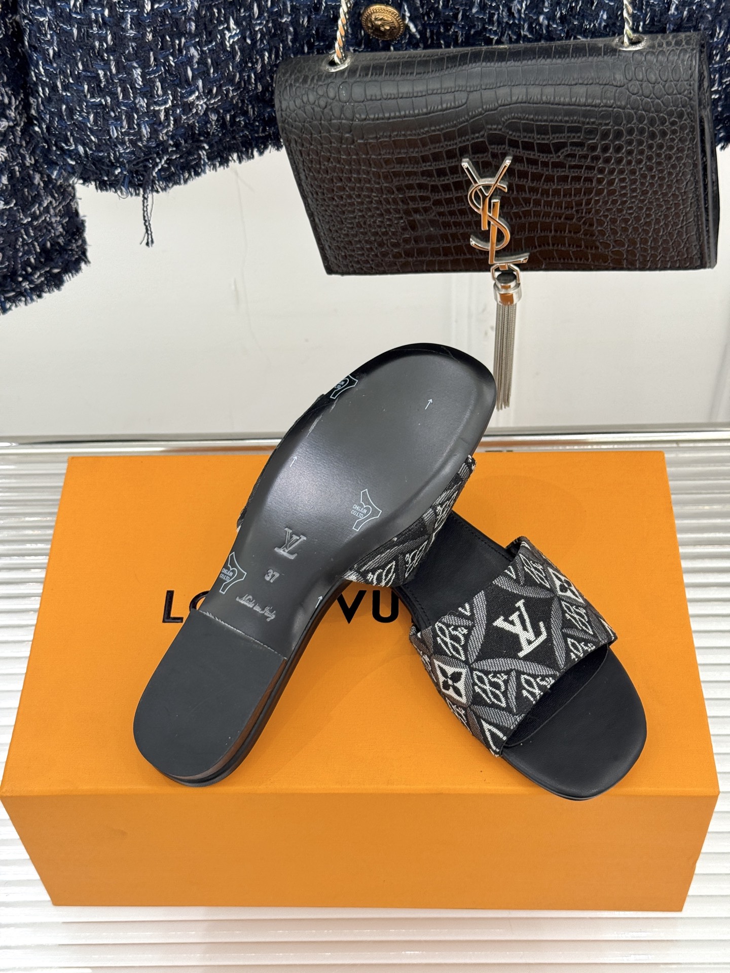 L*V驴牌经典爆款印花平底拖鞋以标志性Monogram老花为灵魂糅合法式优雅与当代松弛感以LV专属视觉符