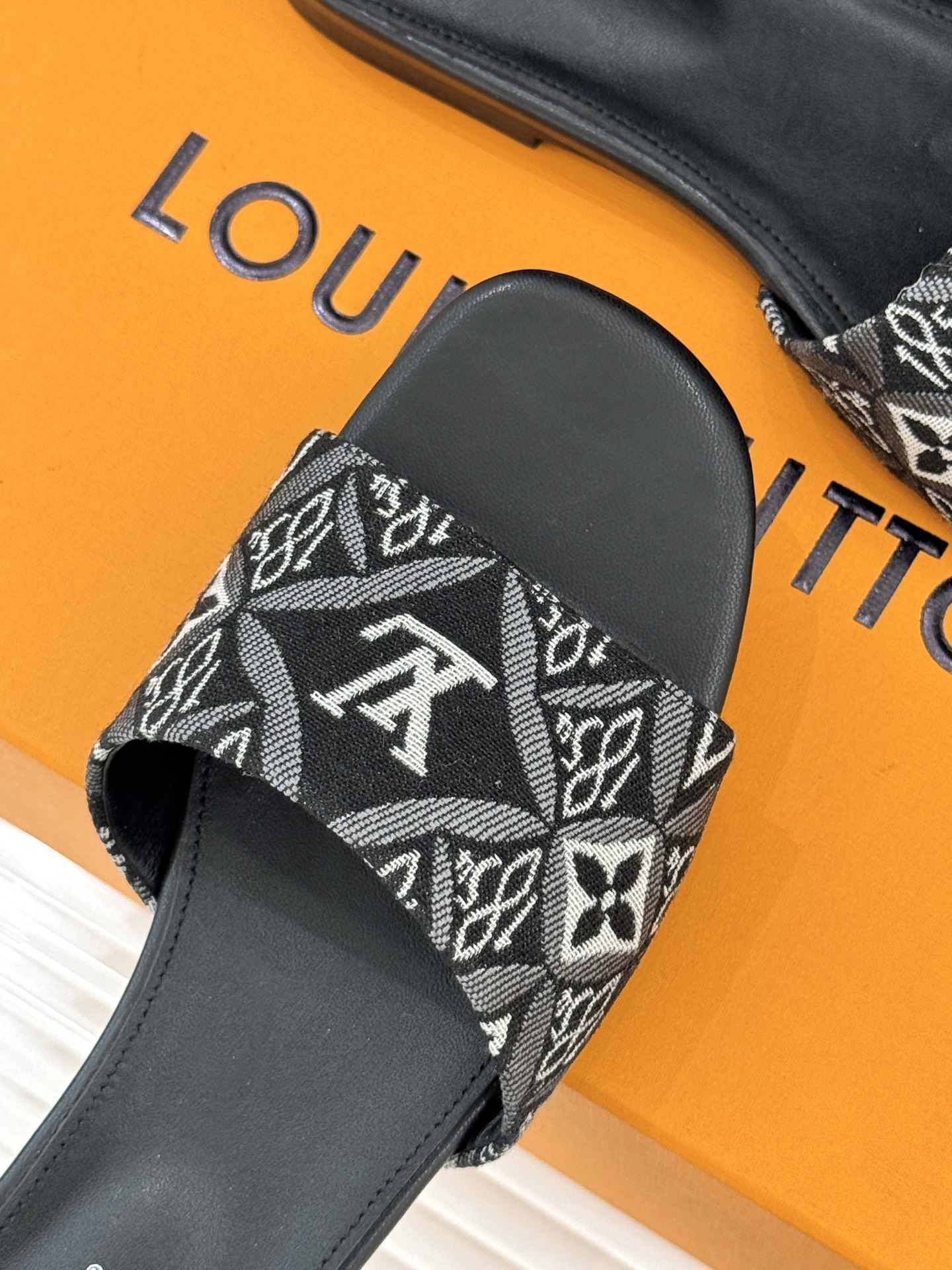 L*V驴牌经典爆款印花平底拖鞋以标志性Monogram老花为灵魂糅合法式优雅与当代松弛感以LV专属视觉符