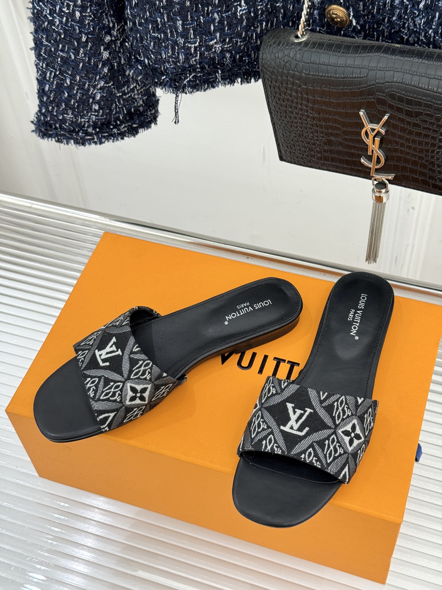 L*V驴牌经典爆款印花平底拖鞋以标志性Monogram老花为灵魂糅合法式优雅与当代松弛感以LV专属视觉符