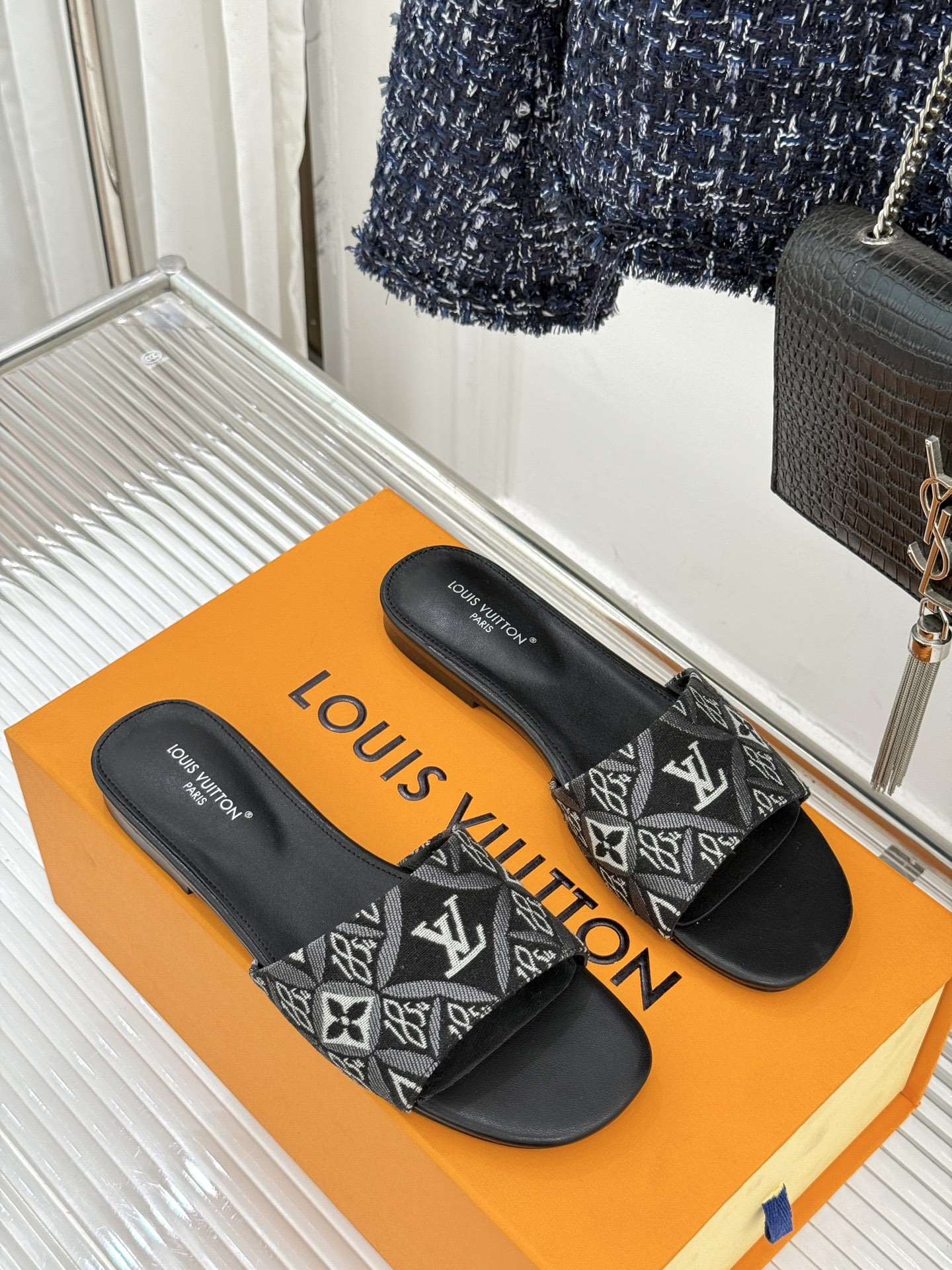 L*V驴牌经典爆款印花平底拖鞋以标志性Monogram老花为灵魂糅合法式优雅与当代松弛感以LV专属视觉符