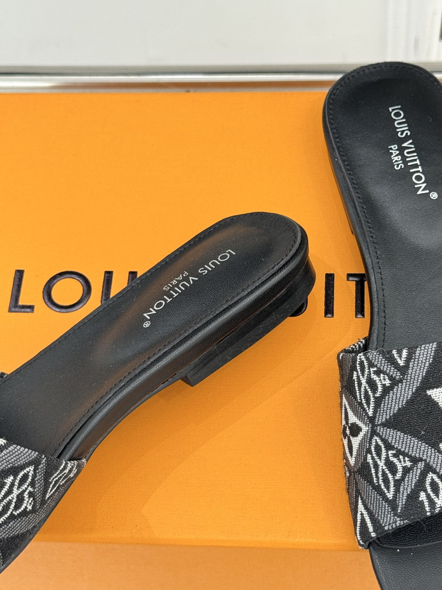 L*V驴牌经典爆款印花平底拖鞋以标志性Monogram老花为灵魂糅合法式优雅与当代松弛感以LV专属视觉符