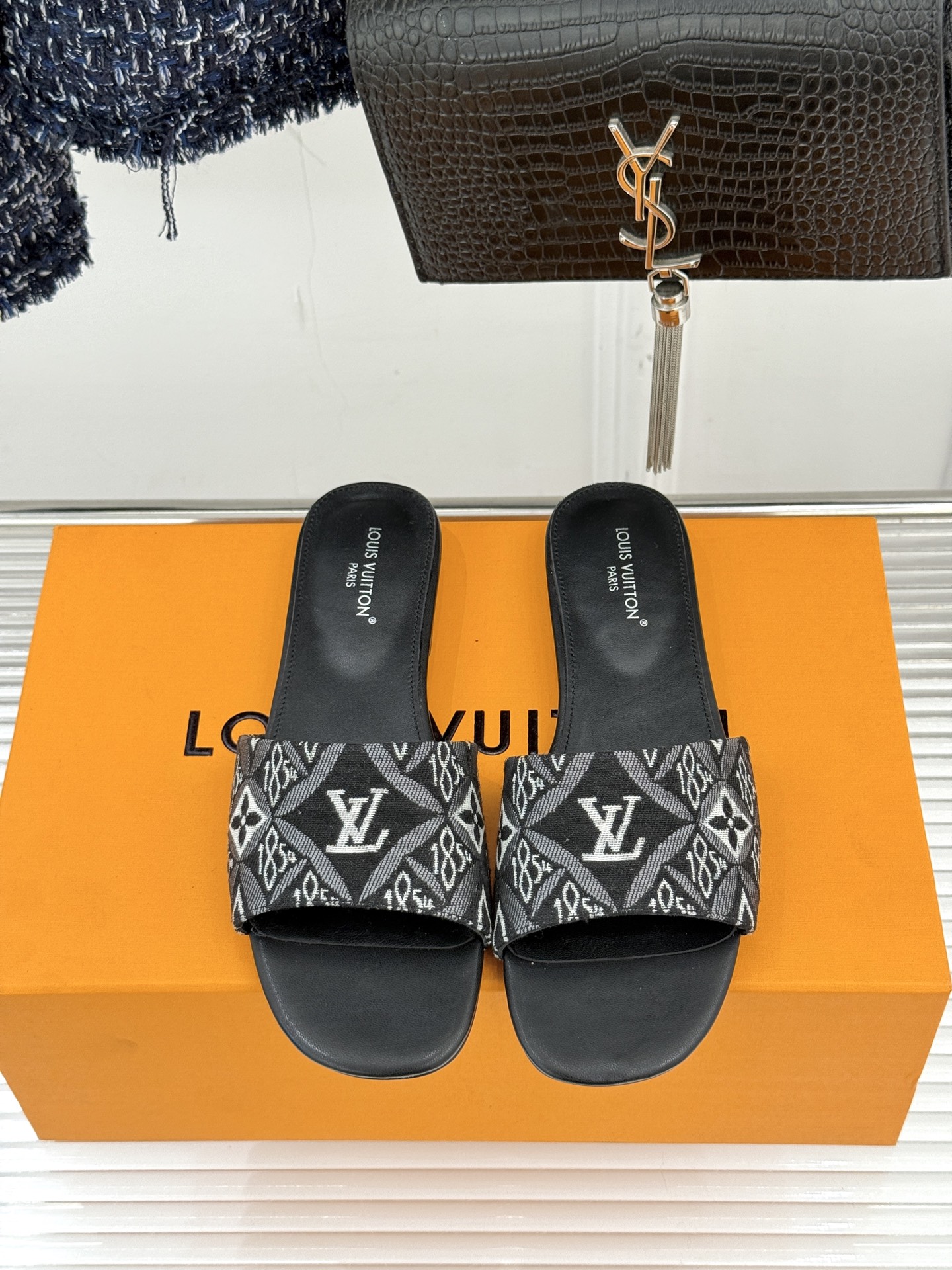 L*V驴牌经典爆款印花平底拖鞋以标志性Monogram老花为灵魂糅合法式优雅与当代松弛感以LV专属视觉符