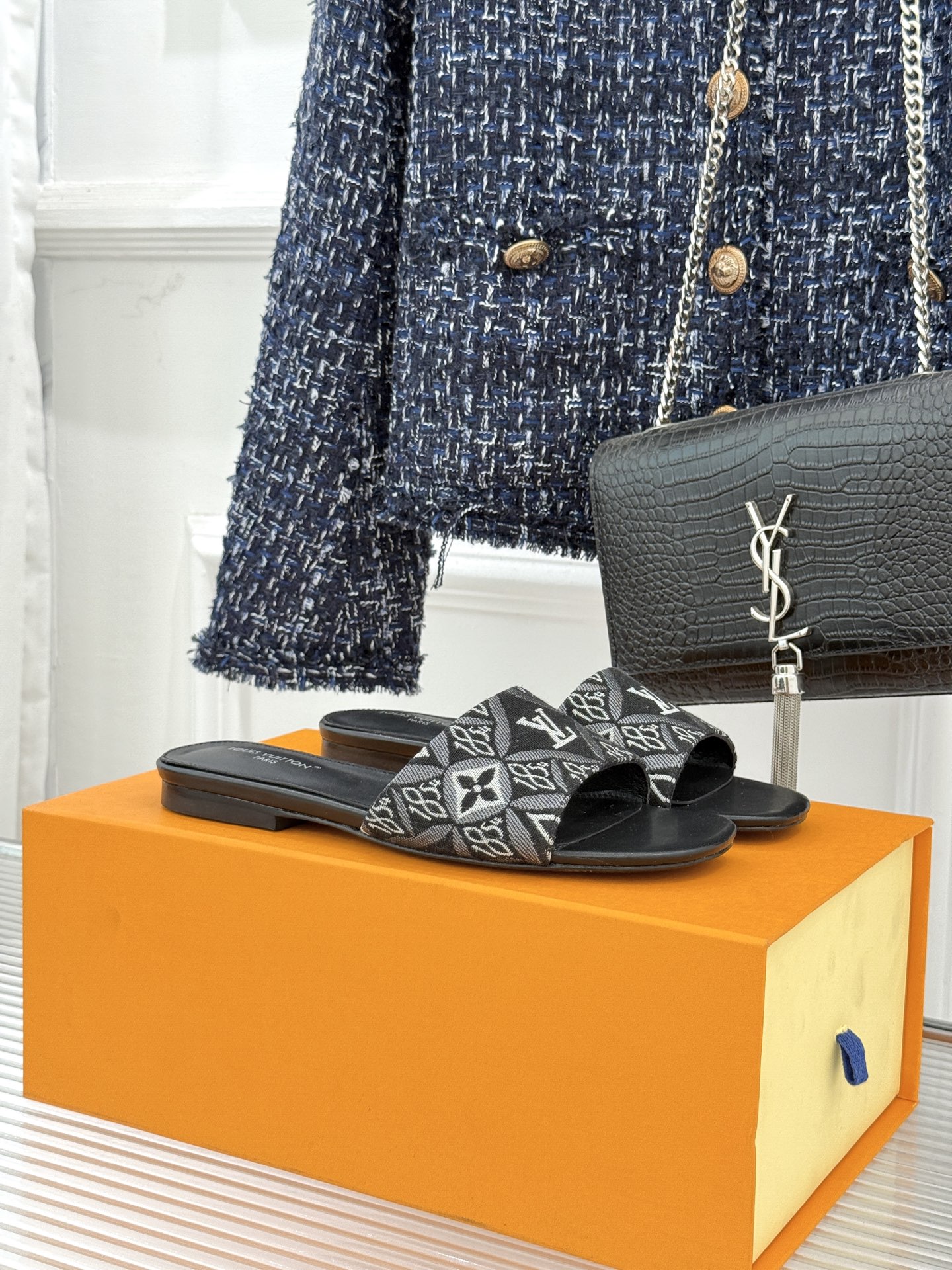 L*V驴牌经典爆款印花平底拖鞋以标志性Monogram老花为灵魂糅合法式优雅与当代松弛感以LV专属视觉符
