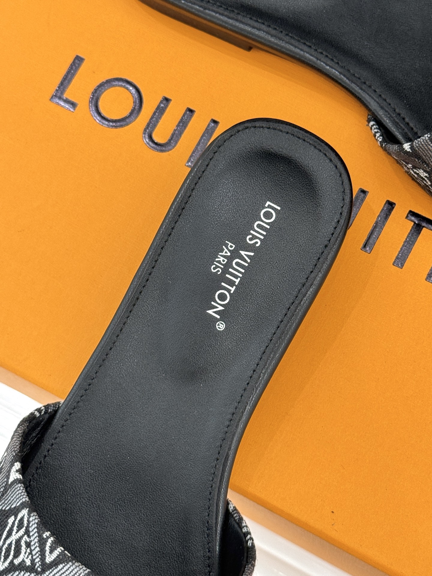 L*V驴牌经典爆款印花平底拖鞋以标志性Monogram老花为灵魂糅合法式优雅与当代松弛感以LV专属视觉符