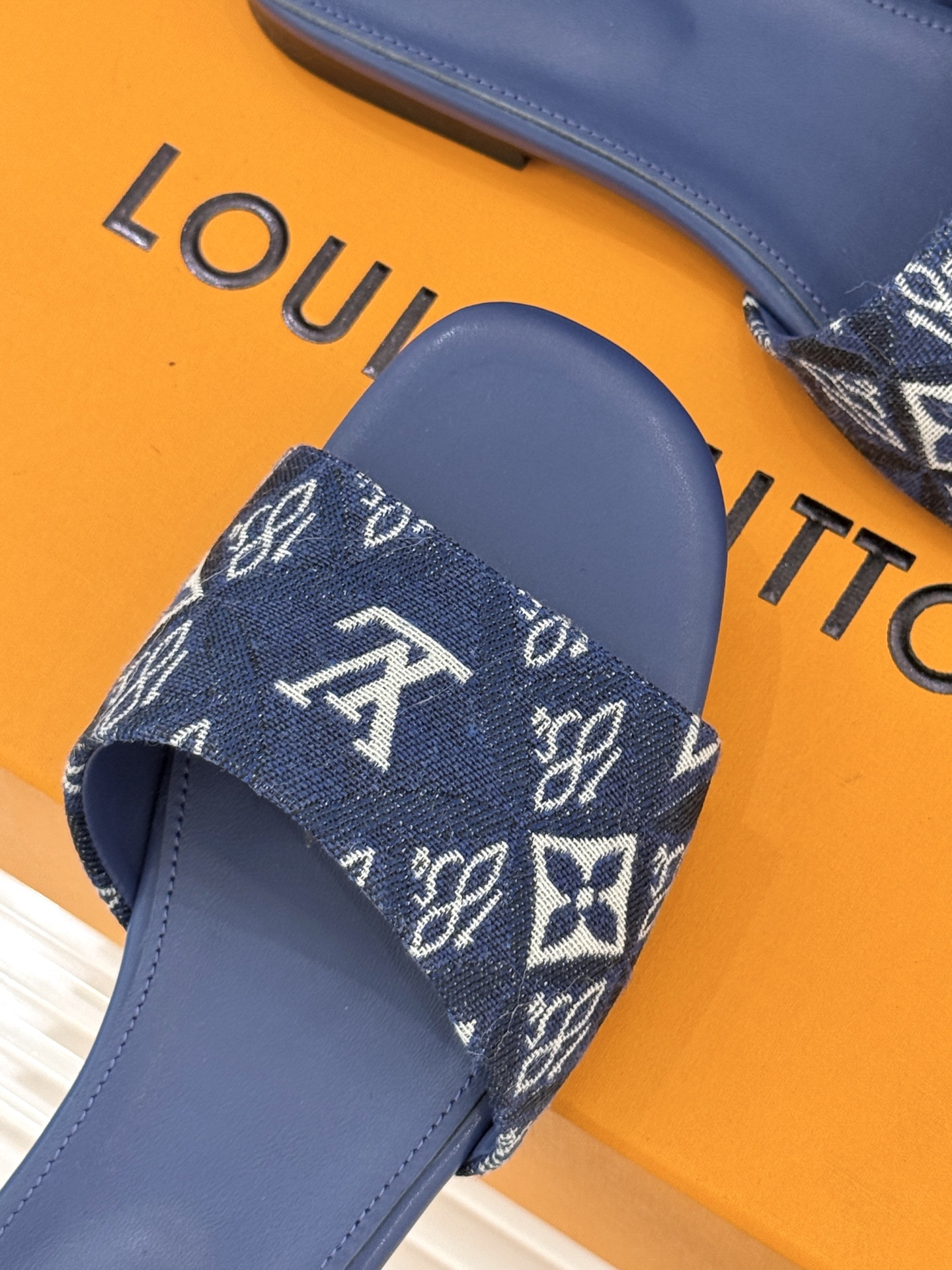 L*V驴牌经典爆款印花平底拖鞋以标志性Monogram老花为灵魂糅合法式优雅与当代松弛感以LV专属视觉符