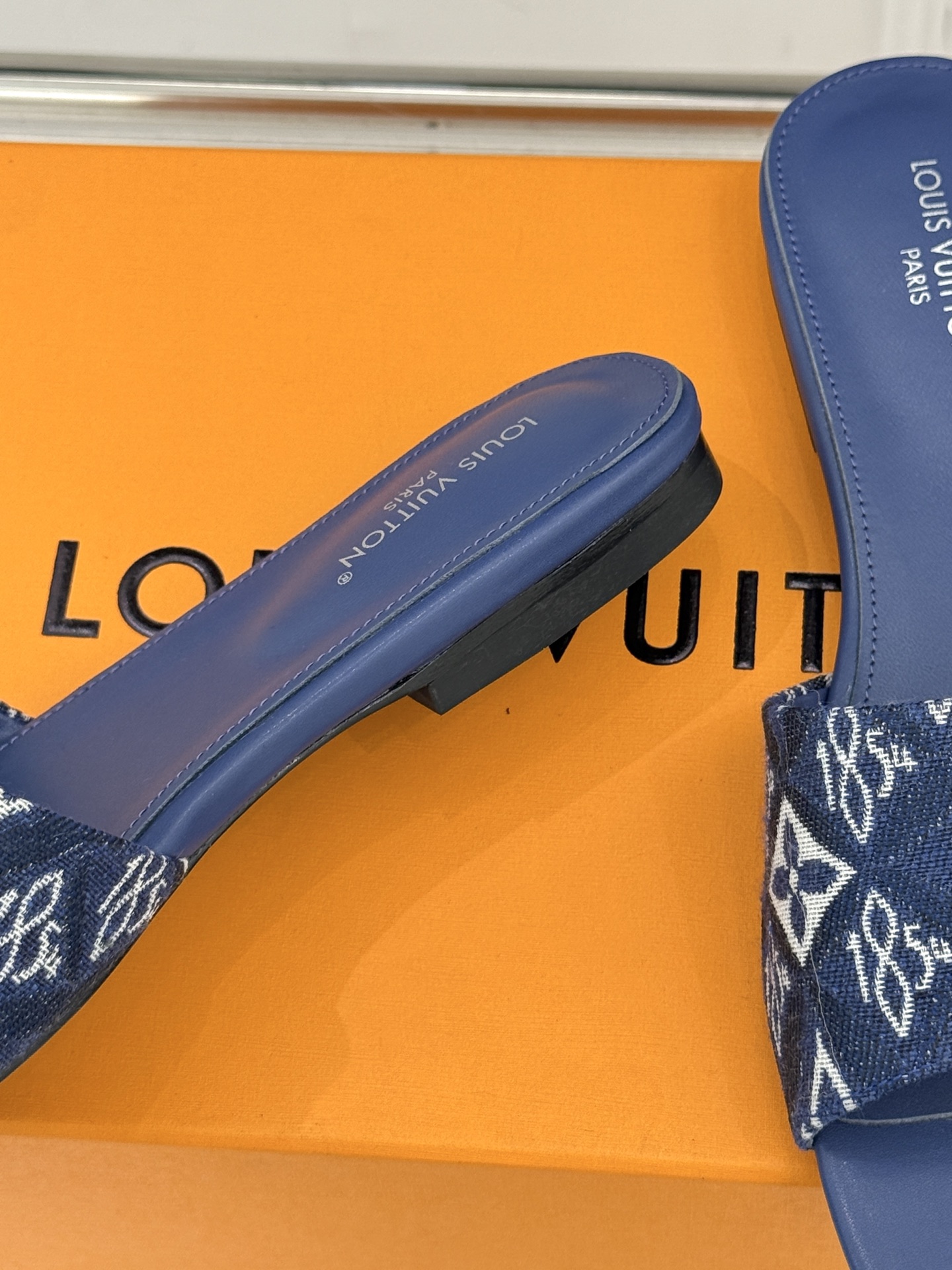 L*V驴牌经典爆款印花平底拖鞋以标志性Monogram老花为灵魂糅合法式优雅与当代松弛感以LV专属视觉符