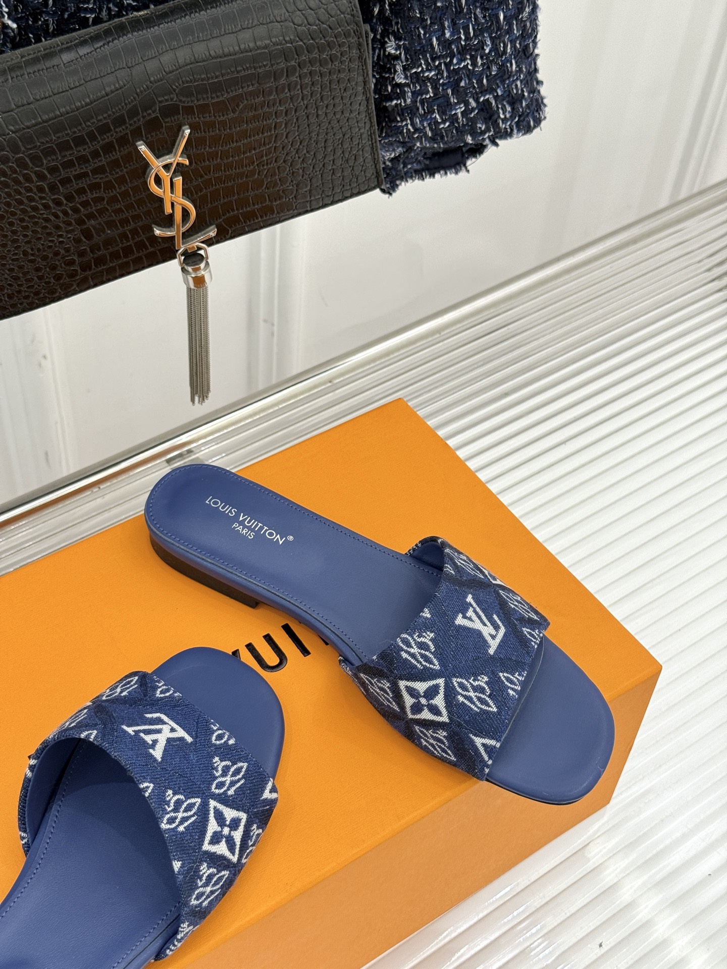 L*V驴牌经典爆款印花平底拖鞋以标志性Monogram老花为灵魂糅合法式优雅与当代松弛感以LV专属视觉符