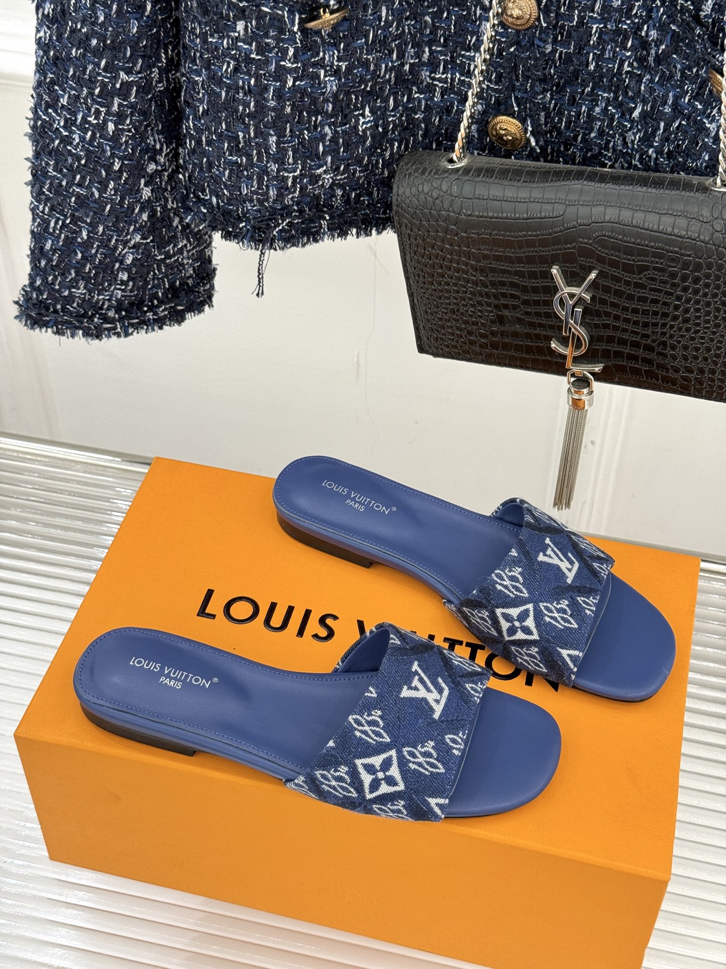 L*V驴牌经典爆款印花平底拖鞋以标志性Monogram老花为灵魂糅合法式优雅与当代松弛感以LV专属视觉符
