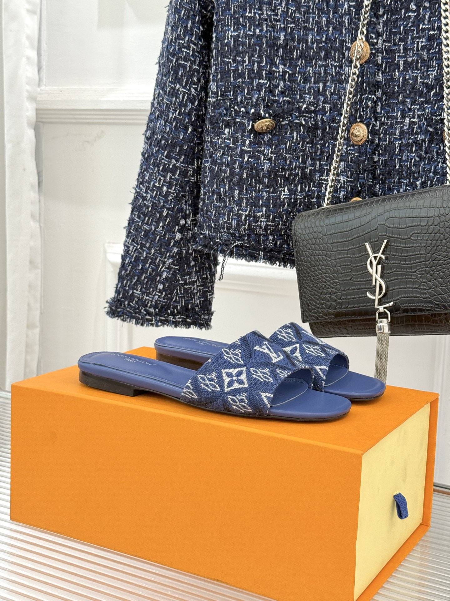 L*V驴牌经典爆款印花平底拖鞋以标志性Monogram老花为灵魂糅合法式优雅与当代松弛感以LV专属视觉符