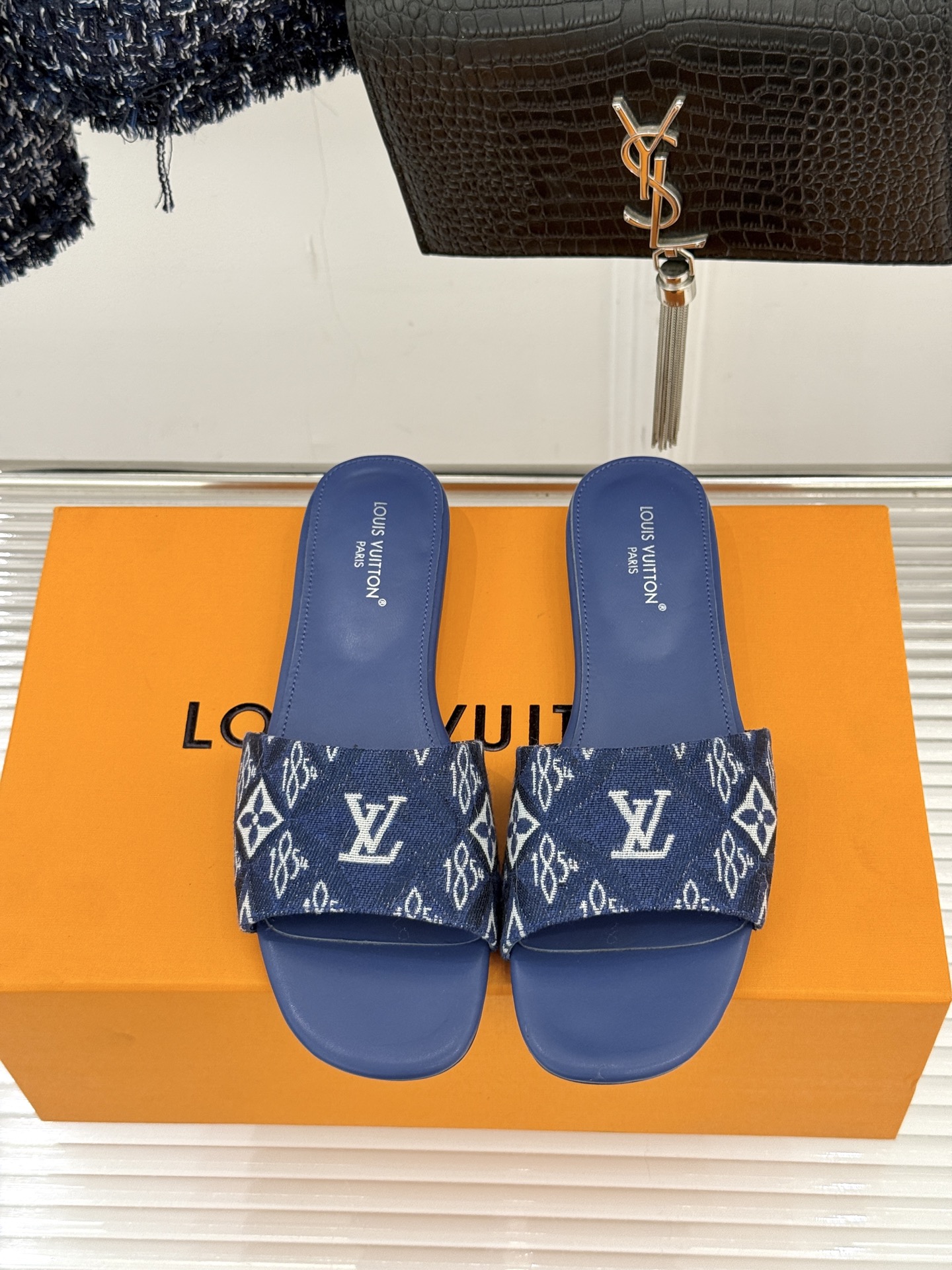 L*V驴牌经典爆款印花平底拖鞋以标志性Monogram老花为灵魂糅合法式优雅与当代松弛感以LV专属视觉符