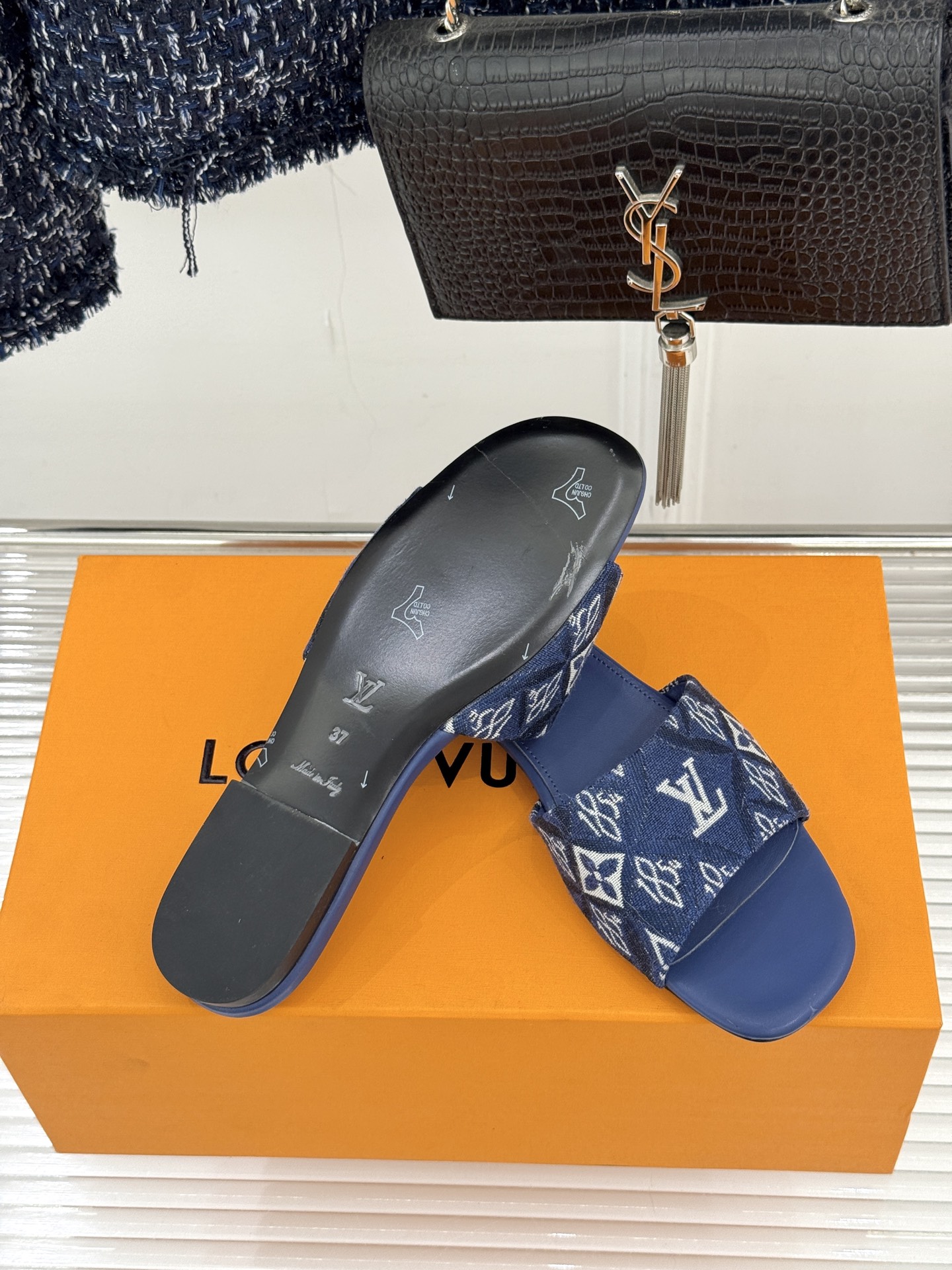 L*V驴牌经典爆款印花平底拖鞋以标志性Monogram老花为灵魂糅合法式优雅与当代松弛感以LV专属视觉符