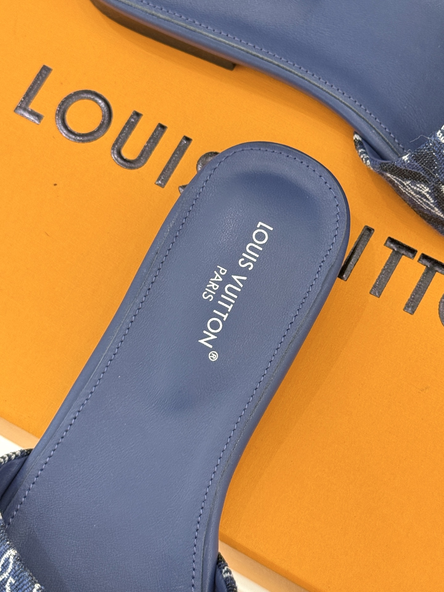 L*V驴牌经典爆款印花平底拖鞋以标志性Monogram老花为灵魂糅合法式优雅与当代松弛感以LV专属视觉符