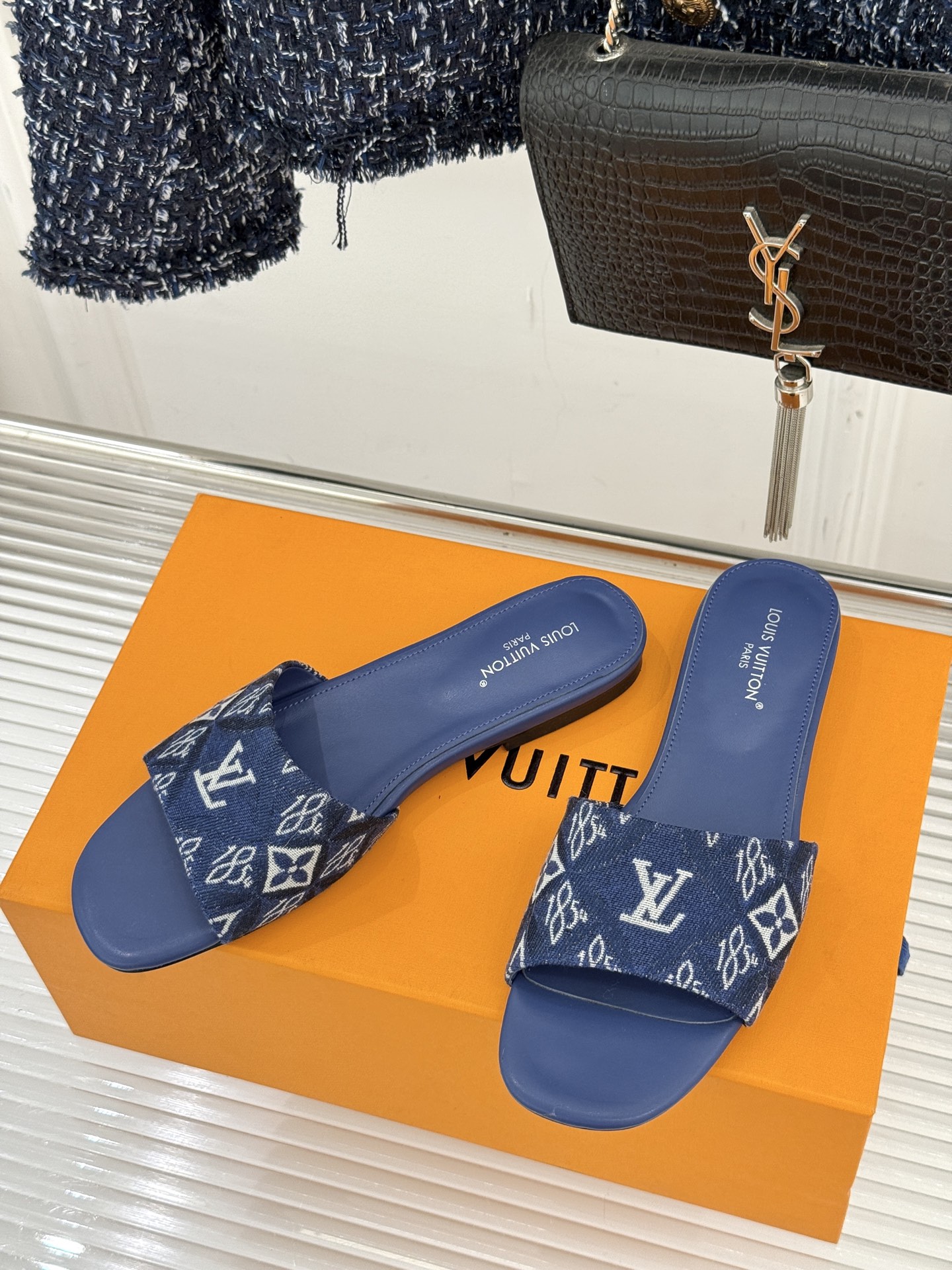 L*V驴牌经典爆款印花平底拖鞋以标志性Monogram老花为灵魂糅合法式优雅与当代松弛感以LV专属视觉符