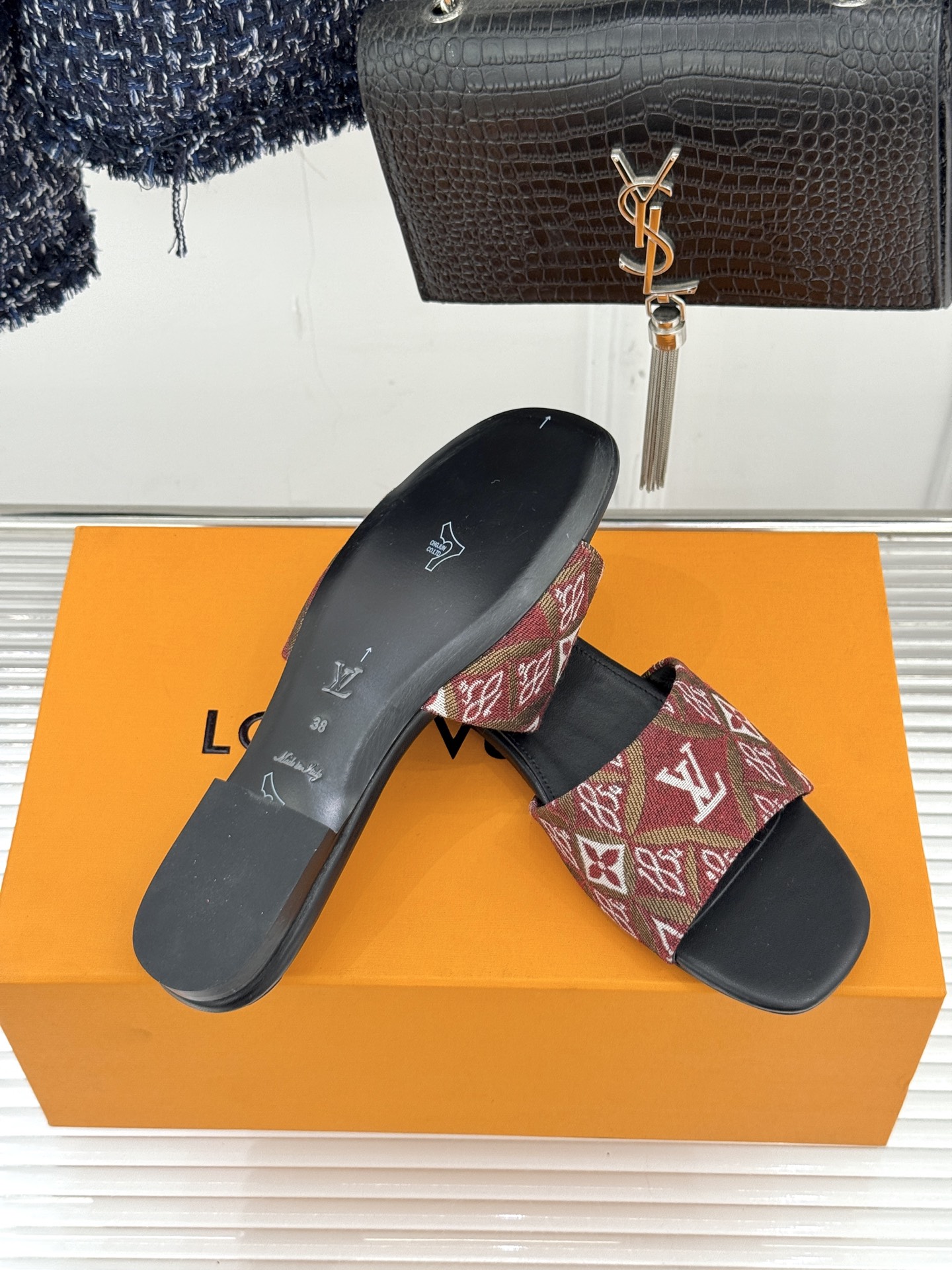 L*V驴牌经典爆款印花平底拖鞋以标志性Monogram老花为灵魂糅合法式优雅与当代松弛感以LV专属视觉符