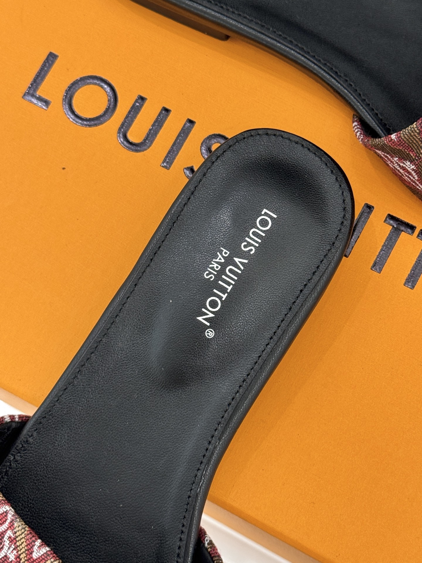 L*V驴牌经典爆款印花平底拖鞋以标志性Monogram老花为灵魂糅合法式优雅与当代松弛感以LV专属视觉符