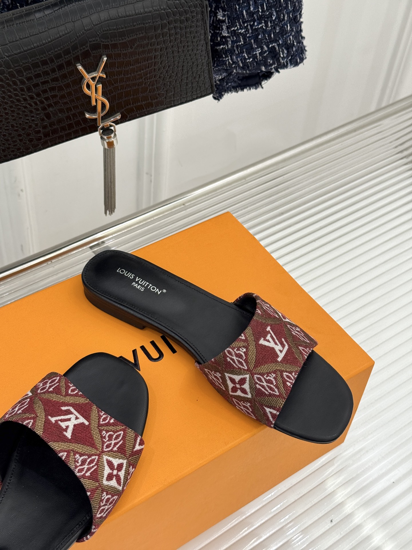 L*V驴牌经典爆款印花平底拖鞋以标志性Monogram老花为灵魂糅合法式优雅与当代松弛感以LV专属视觉符