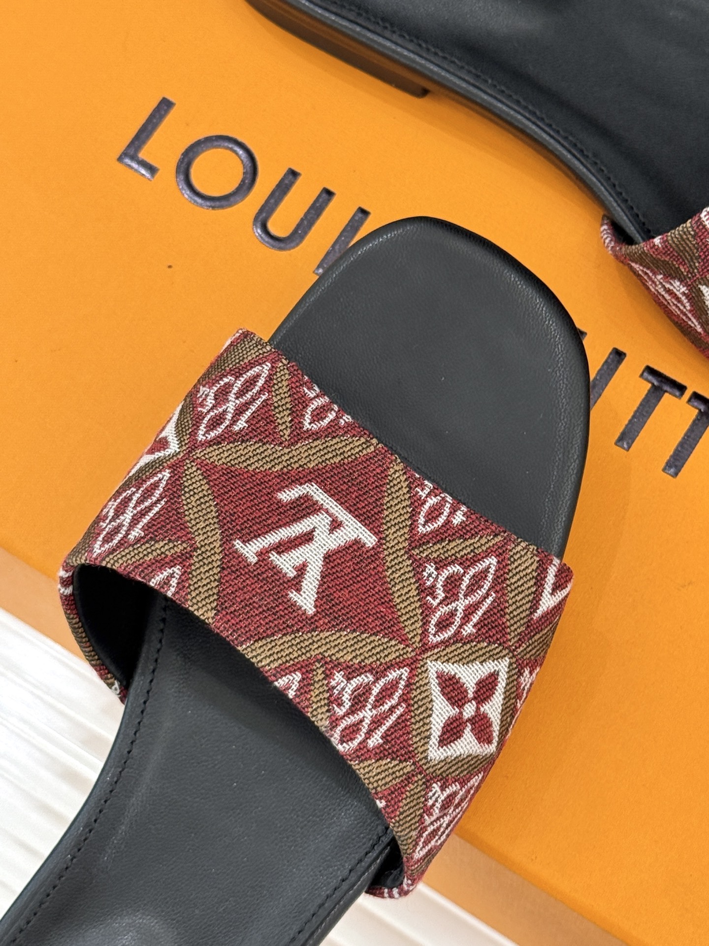 L*V驴牌经典爆款印花平底拖鞋以标志性Monogram老花为灵魂糅合法式优雅与当代松弛感以LV专属视觉符