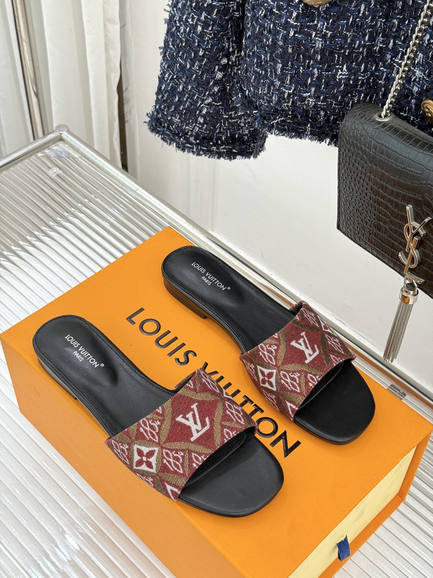 L*V驴牌经典爆款印花平底拖鞋以标志性Monogram老花为灵魂糅合法式优雅与当代松弛感以LV专属视觉符
