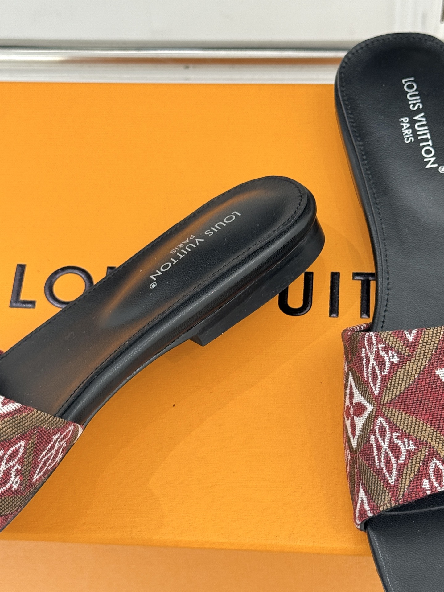 L*V驴牌经典爆款印花平底拖鞋以标志性Monogram老花为灵魂糅合法式优雅与当代松弛感以LV专属视觉符