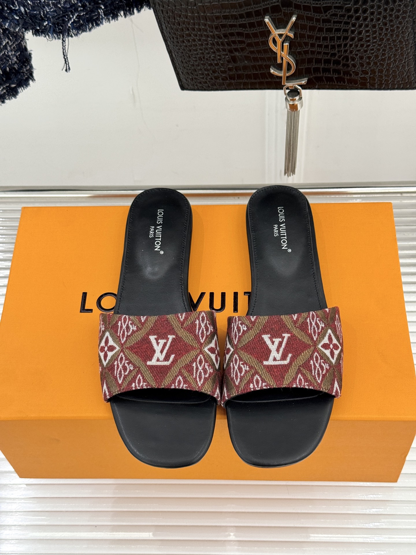 L*V驴牌经典爆款印花平底拖鞋以标志性Monogram老花为灵魂糅合法式优雅与当代松弛感以LV专属视觉符