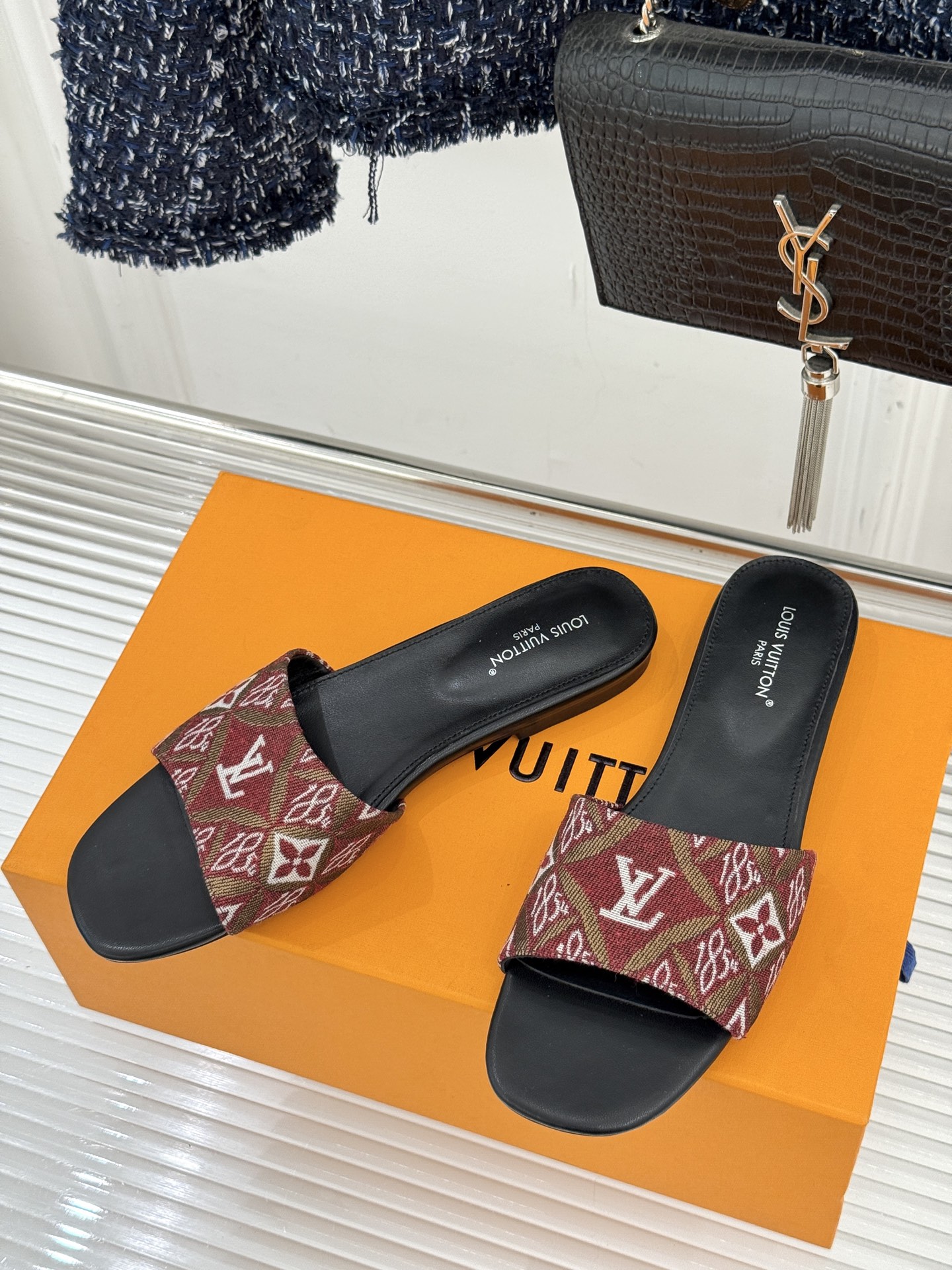 L*V驴牌经典爆款印花平底拖鞋以标志性Monogram老花为灵魂糅合法式优雅与当代松弛感以LV专属视觉符