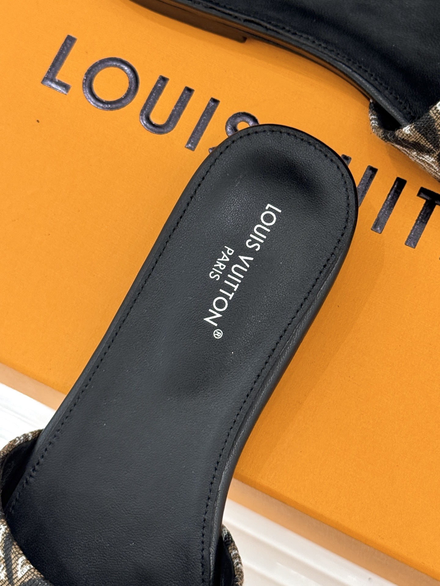 L*V驴牌经典爆款印花平底拖鞋以标志性Monogram老花为灵魂糅合法式优雅与当代松弛感以LV专属视觉符