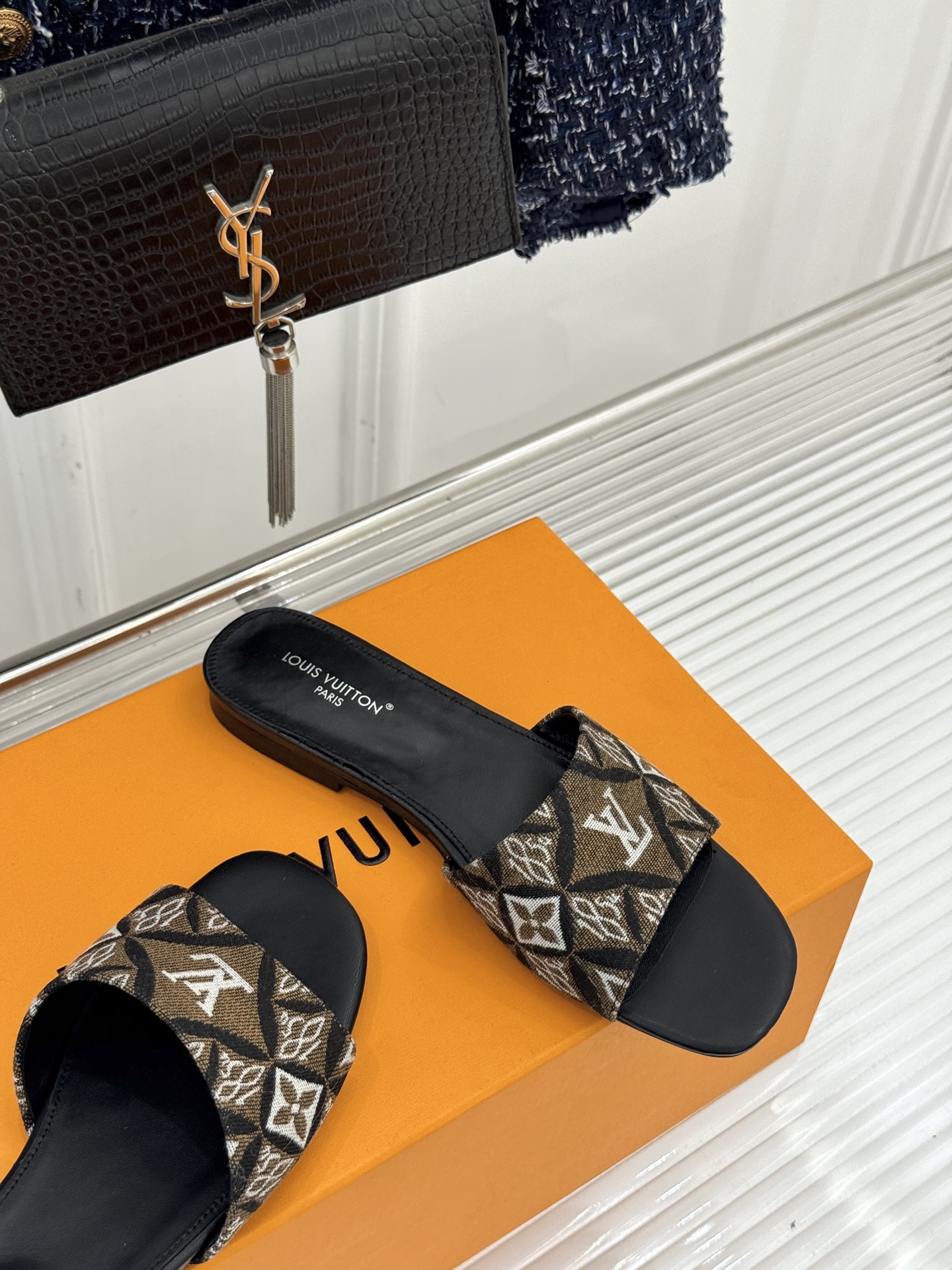 L*V驴牌经典爆款印花平底拖鞋以标志性Monogram老花为灵魂糅合法式优雅与当代松弛感以LV专属视觉符