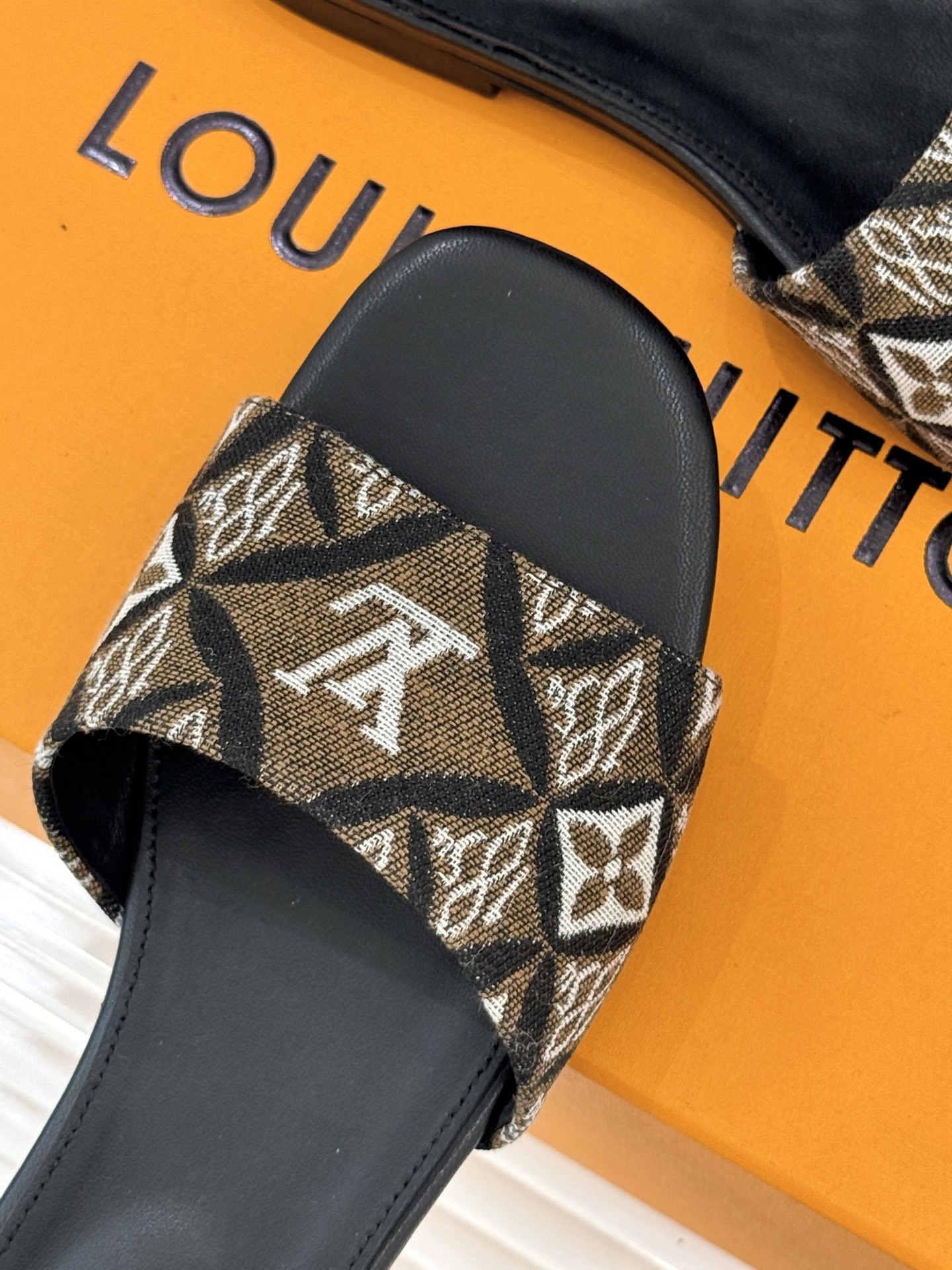 L*V驴牌经典爆款印花平底拖鞋以标志性Monogram老花为灵魂糅合法式优雅与当代松弛感以LV专属视觉符