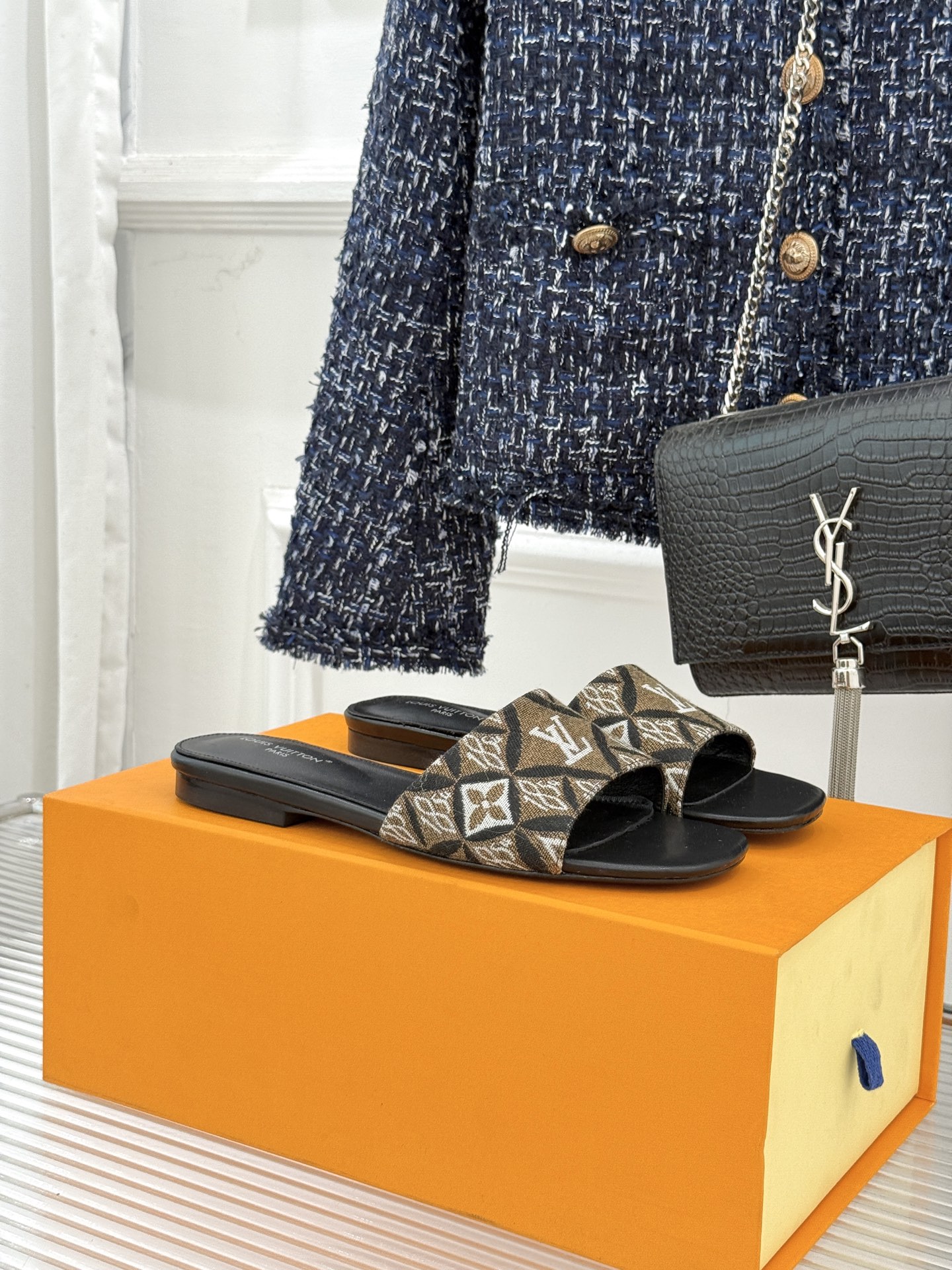 NO:707949,L*V donkey brand’s classic popular printed flat slippers. With the iconic Monogram presbyopia as the soul, it combines French elegance and contemporary relaxation. It defines high-end leisure with LV’s exclusive visual symbol. The flat design carries all-weather comfort. The classic print highlights the identity style. It is both an eye-catching tool for holiday travel and a luxurious footnote for daily styling. Let the elegance of art and life resonate. It is a mark of luxury in every step. Whether paired with a simple white T-shirt and blue jeans, it creates a casual casual style.  Or wear it with an elegant dress to attend a romantic seaside dinner. It can easily hold the whole audience and become the finishing touch of your overall look. The fabric is made of original customized material, the inner foot pads are all sheepskin, Italian imported cowhide outsole size 35-39 (customized 40/41/42), slippers, louis vuitton, louis vuitton, slippers, skirts, jeans, tees, t-shirt, cowhide, sheepskin19860909L*V驴牌经典爆款印花平底拖鞋 以标志性Monogram老花为灵魂 糅合法式优雅与当代松弛感 以LV专属视觉符号定义高阶休闲 平底设计承载全天候舒适 经典印花彰显身份格调 既是假日出行的吸睛利器 亦是日常造型的奢华注脚 让艺术与生活的优雅共鸣 是刻在步履间的奢雅印记. 无论是搭配简约的白色T恤和蓝色牛仔裤 营造出随性的休闲风 还是配上飘逸的连衣裙 出席一场浪漫的海边晚宴 它都能轻松hold住全场 成为你整体造型的点睛之笔. 面料采用原版定制材质 内里垫脚均为羊皮 意大利进口牛皮大底 size35-39（40/41/42定制）,拖鞋,louis vuitton,louis vuitton,slippers,skirts,jeans,tees，t-shirt,cowhide,sheepskin,Women's Shoes