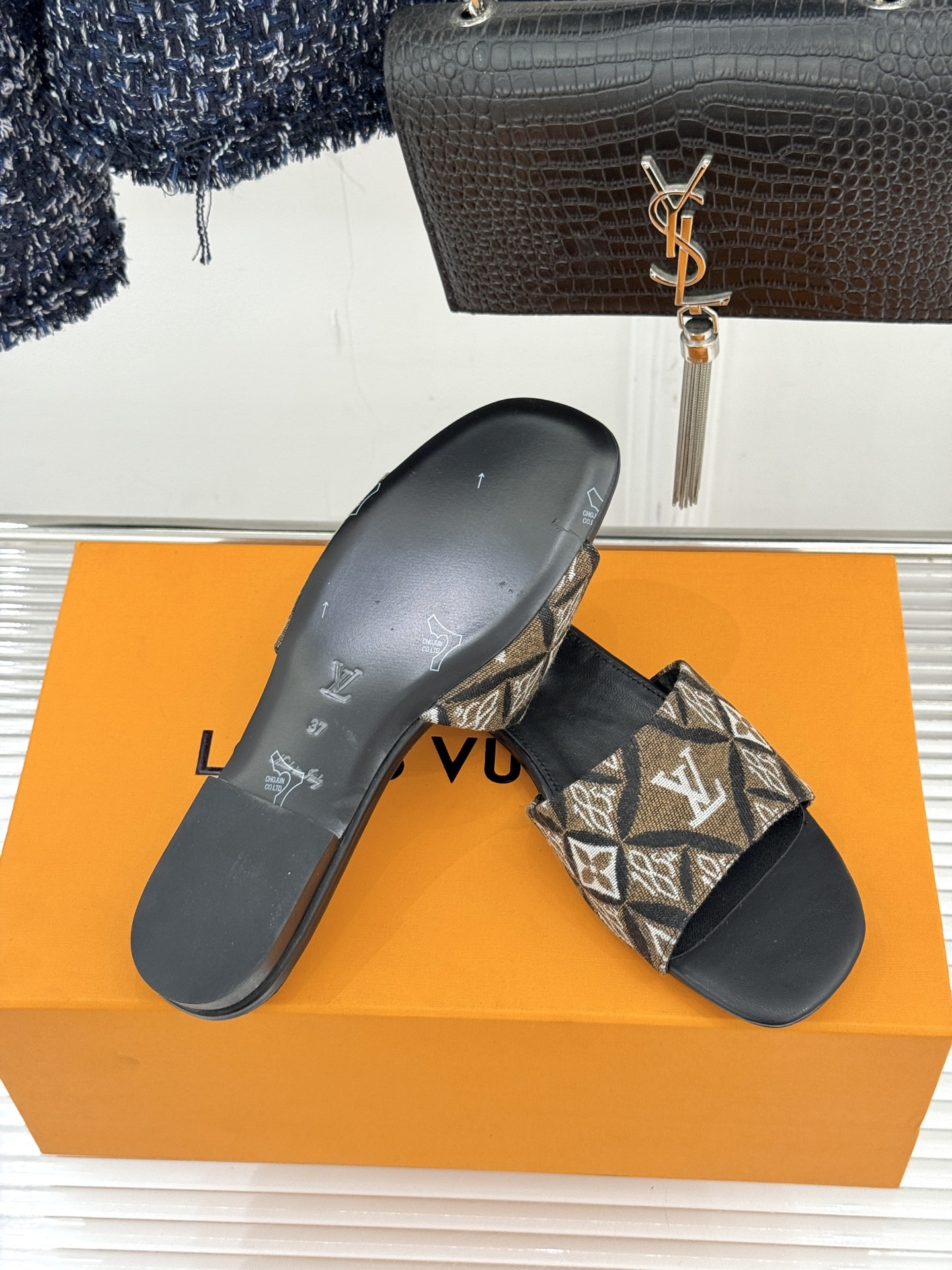 L*V驴牌经典爆款印花平底拖鞋以标志性Monogram老花为灵魂糅合法式优雅与当代松弛感以LV专属视觉符