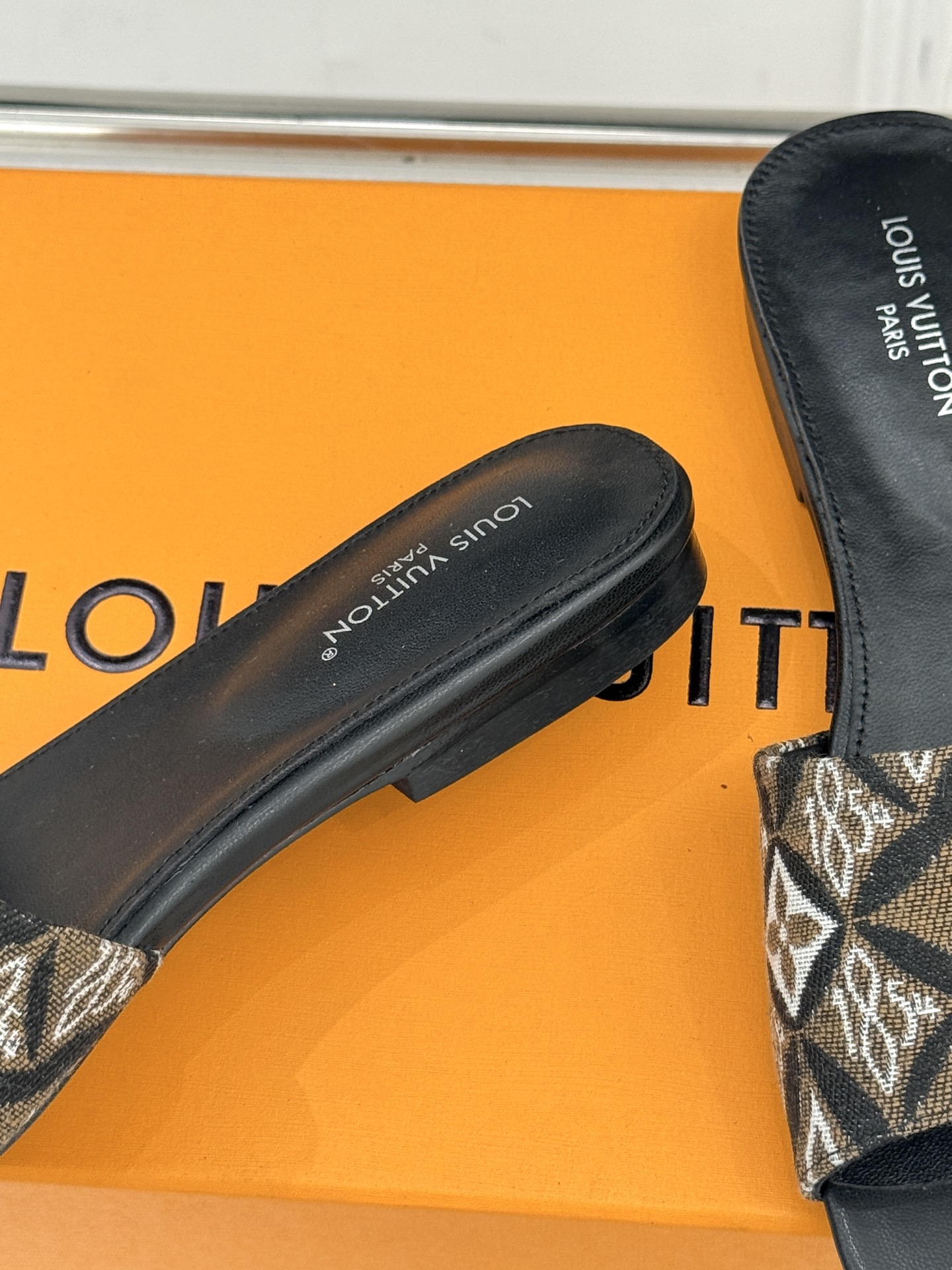 L*V驴牌经典爆款印花平底拖鞋以标志性Monogram老花为灵魂糅合法式优雅与当代松弛感以LV专属视觉符