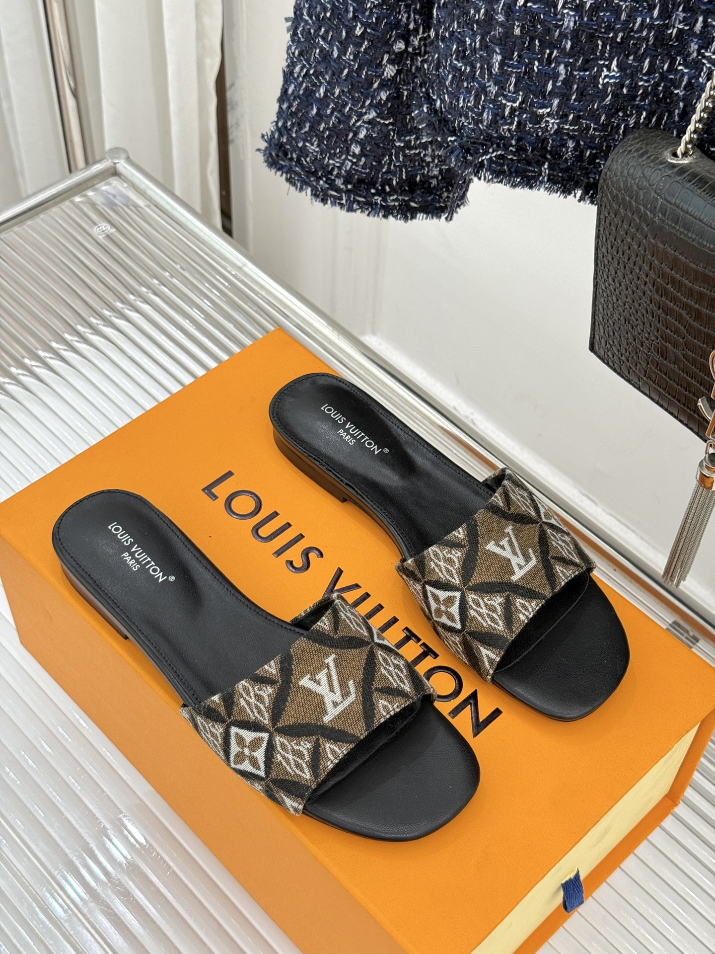 L*V驴牌经典爆款印花平底拖鞋以标志性Monogram老花为灵魂糅合法式优雅与当代松弛感以LV专属视觉符
