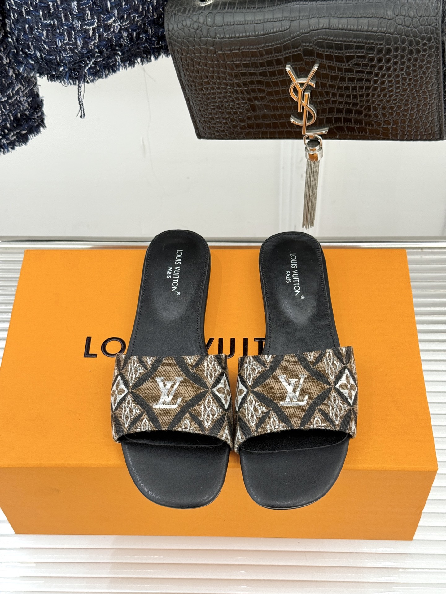L*V驴牌经典爆款印花平底拖鞋以标志性Monogram老花为灵魂糅合法式优雅与当代松弛感以LV专属视觉符